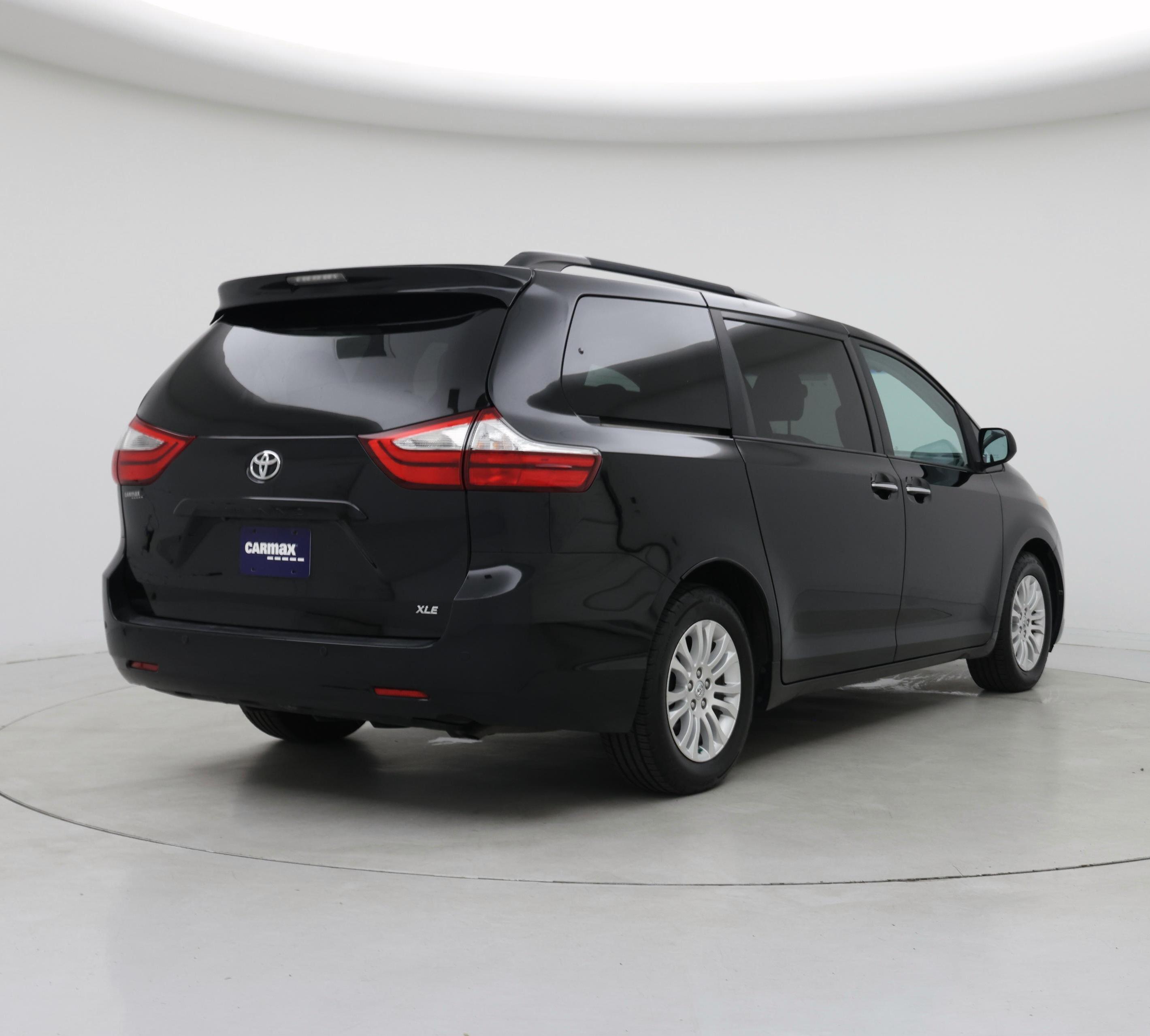 Thumbnail: 2017 Toyota Sienna - 8