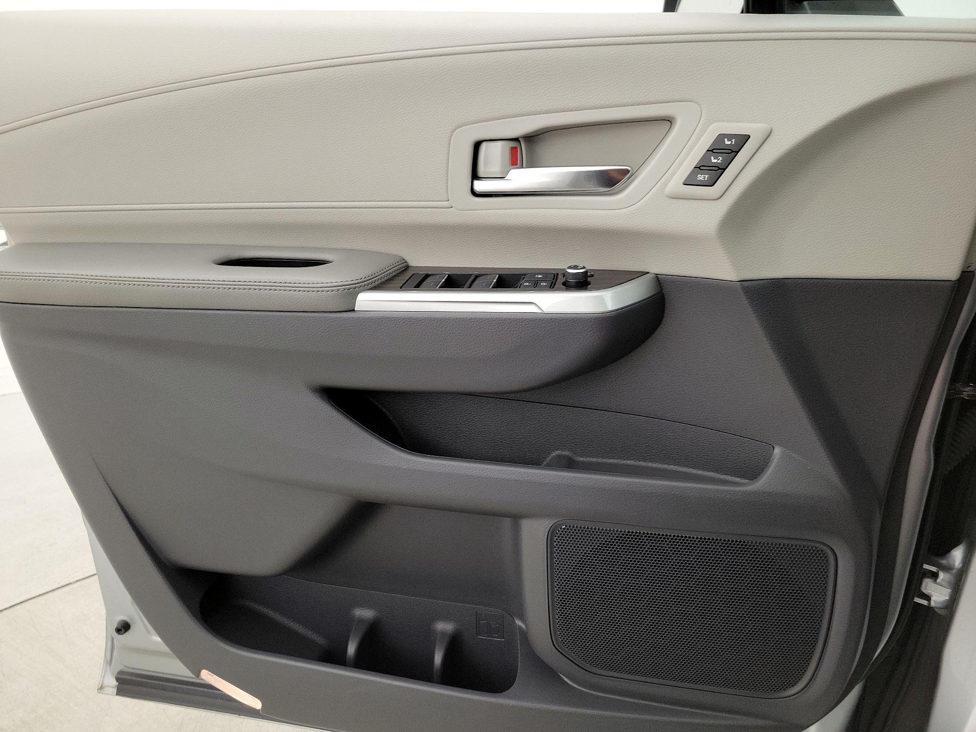Thumbnail: 2021 Toyota Sienna - 12