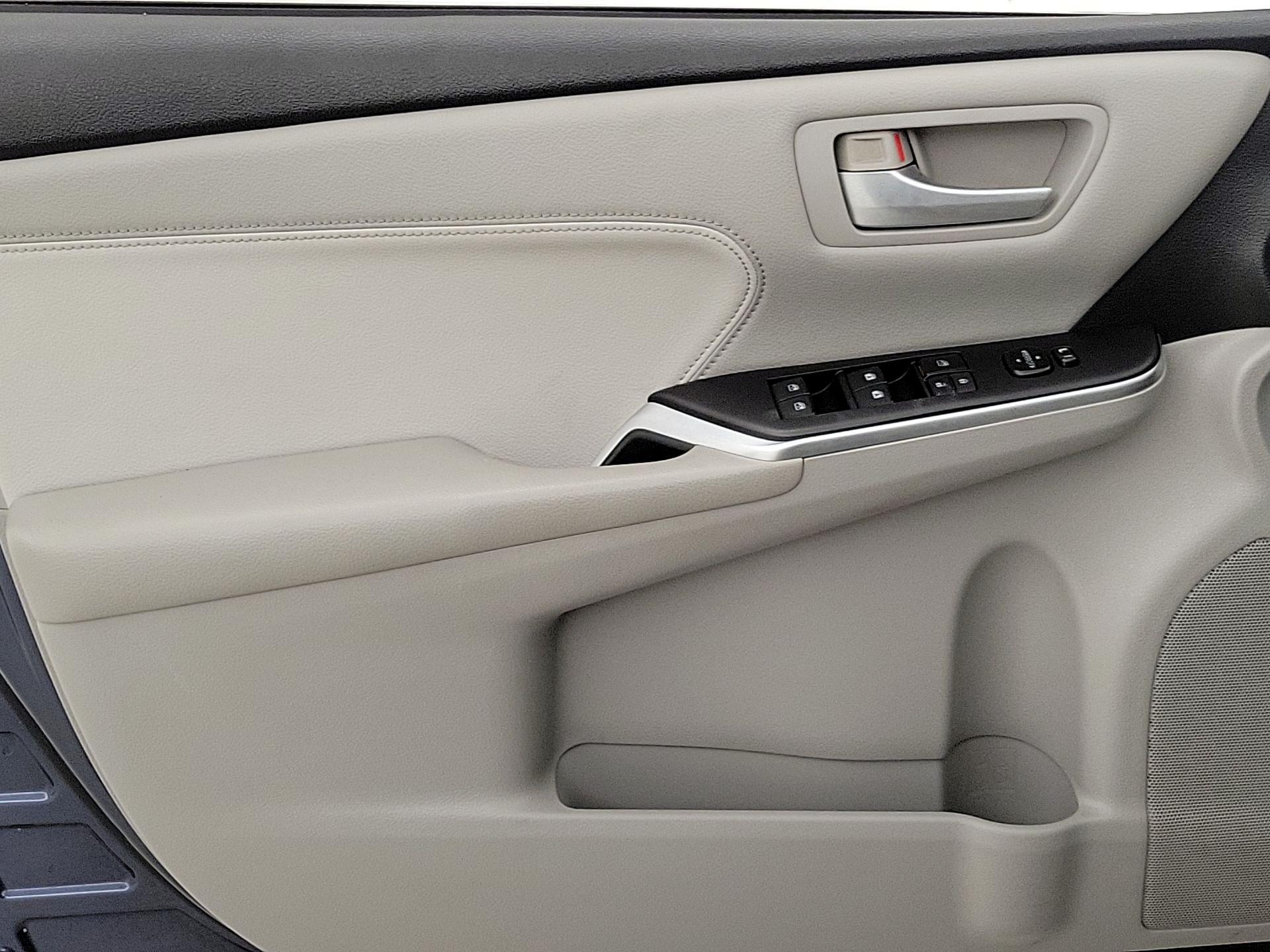 Thumbnail: 2016 Toyota Camry - 12