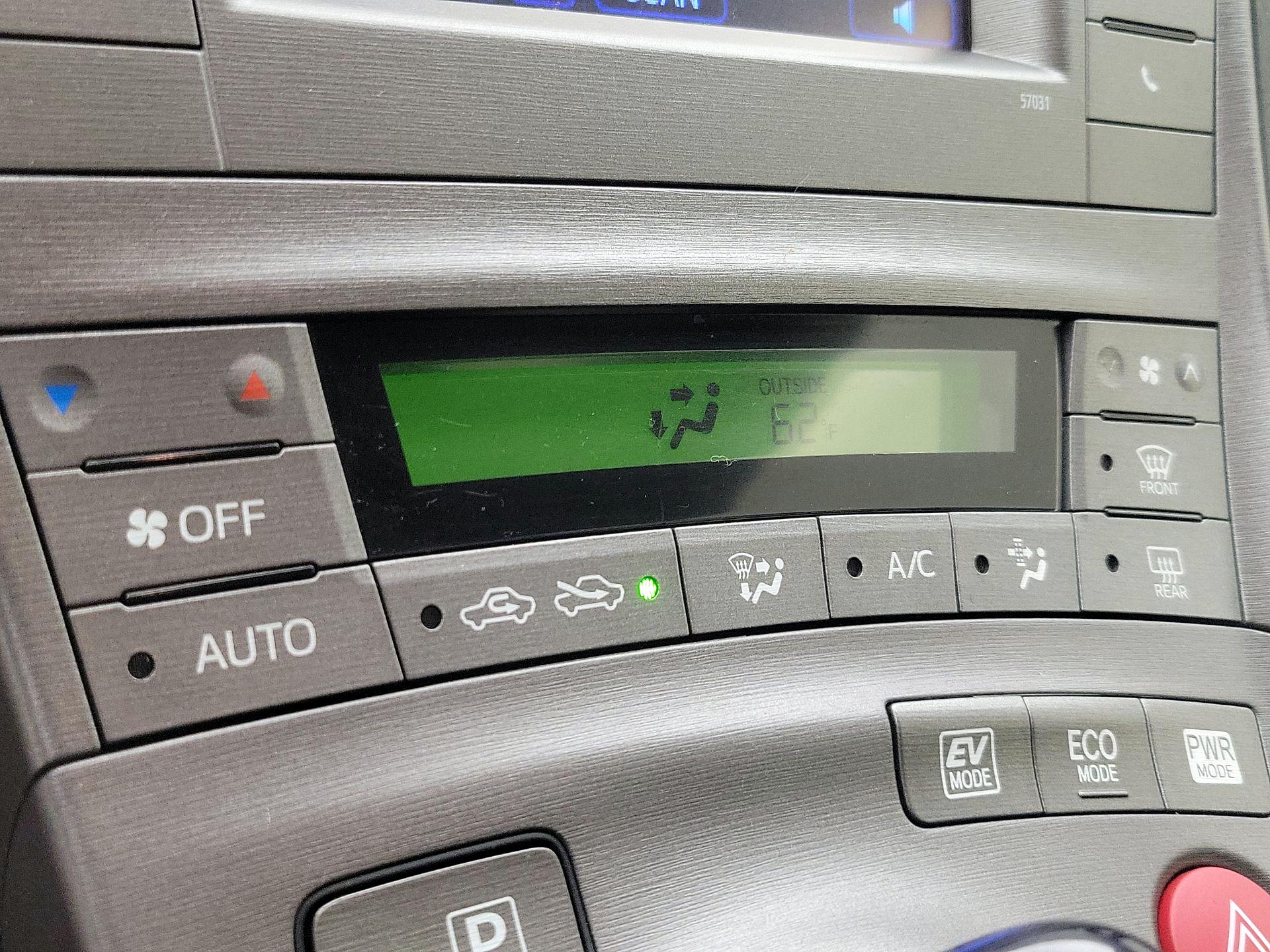 Thumbnail: 2015 Toyota Prius - 16
