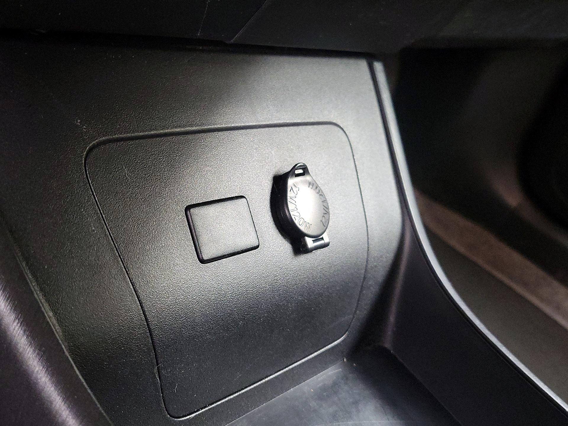Thumbnail: 2015 Toyota Prius - 18