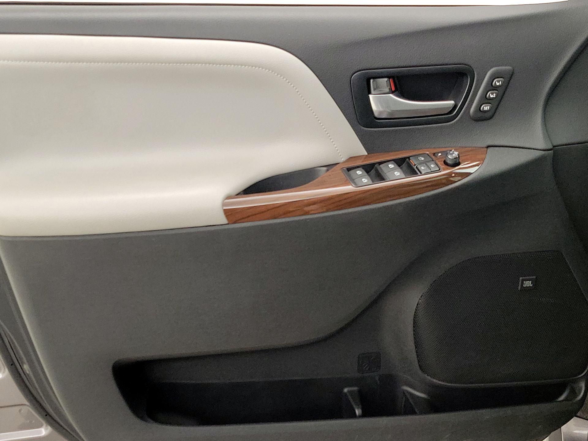 Thumbnail: 2016 Toyota Sienna - 12