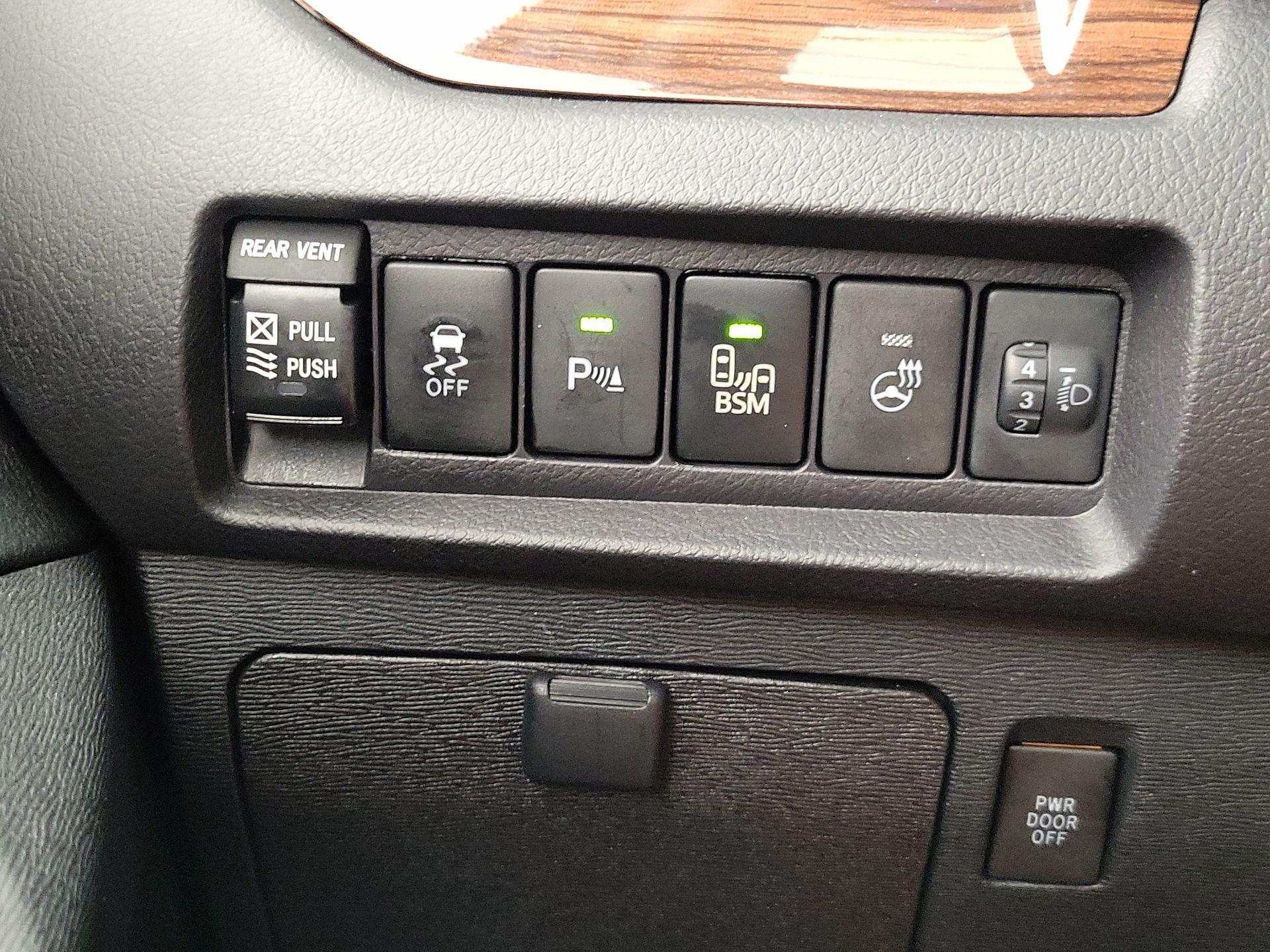 Thumbnail: 2016 Toyota Sienna - 13