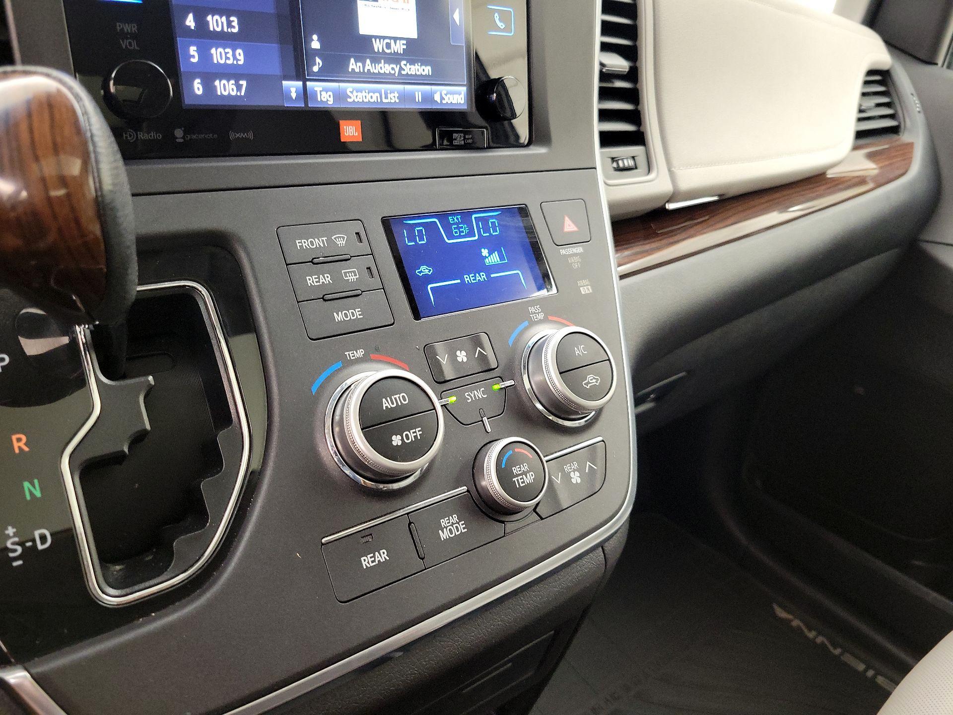 Thumbnail: 2016 Toyota Sienna - 17