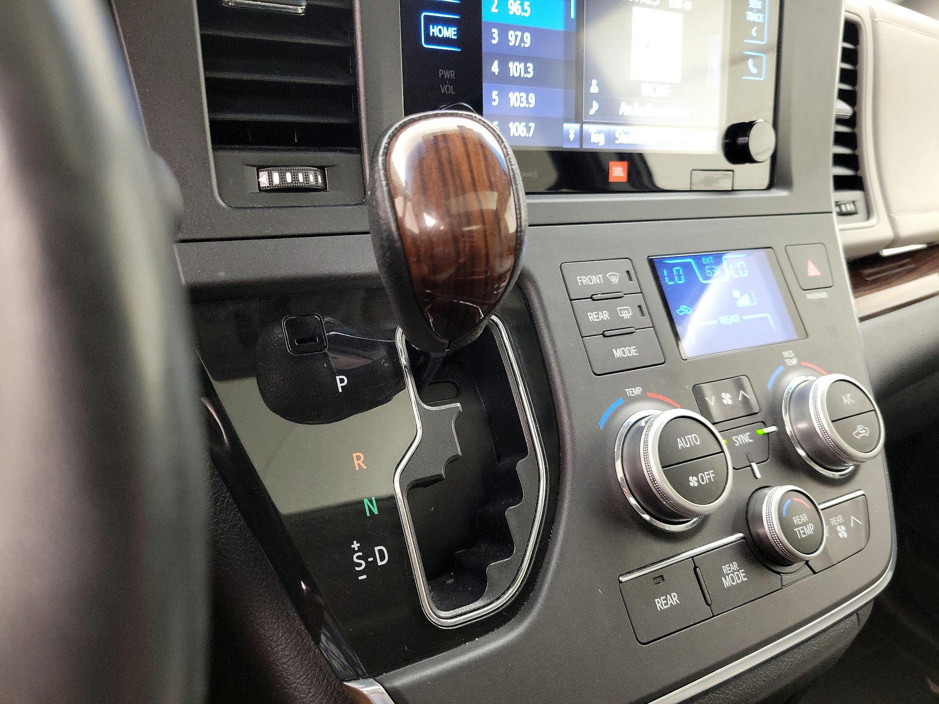 Thumbnail: 2016 Toyota Sienna - 18