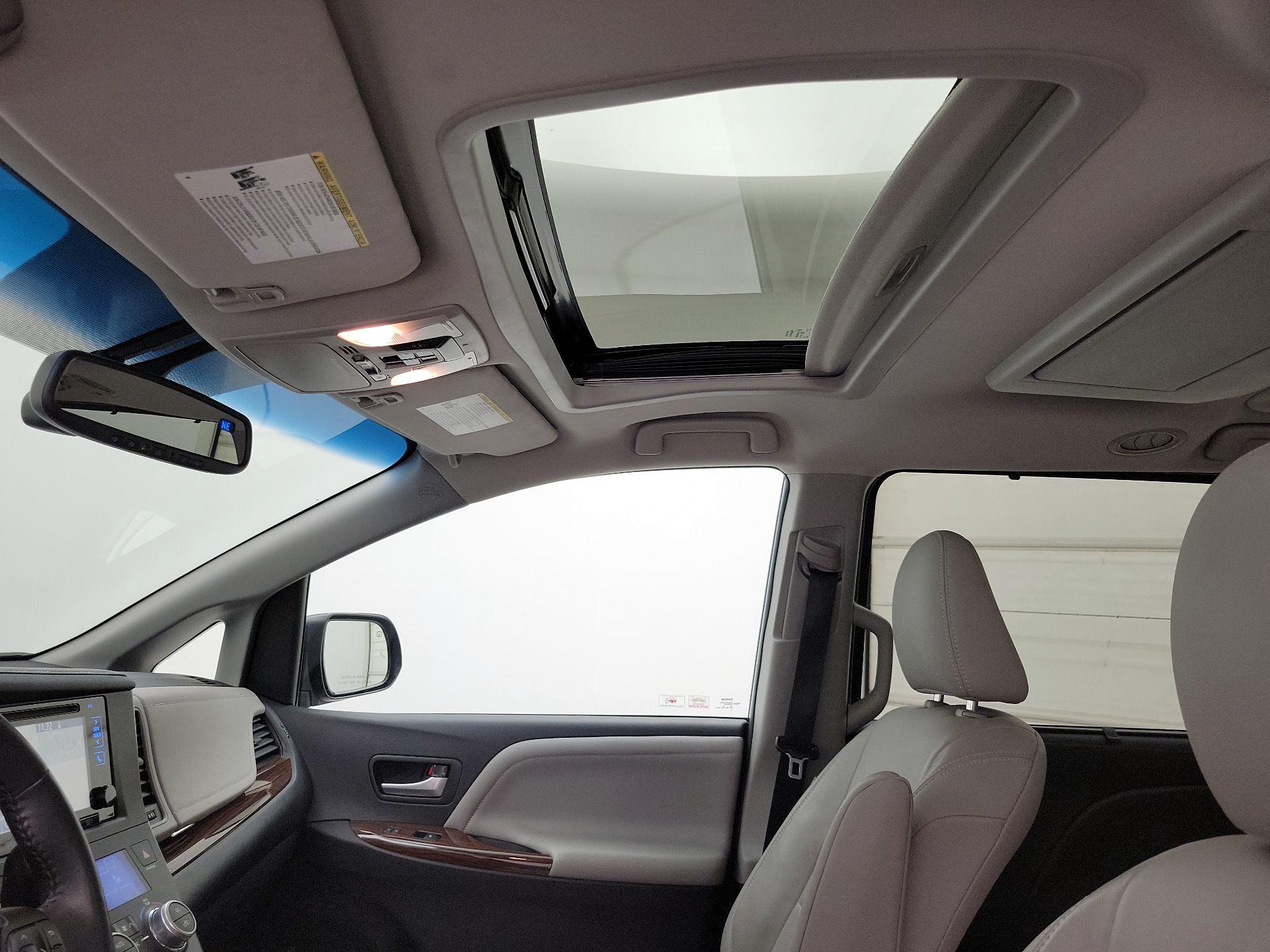 Thumbnail: 2016 Toyota Sienna - 20