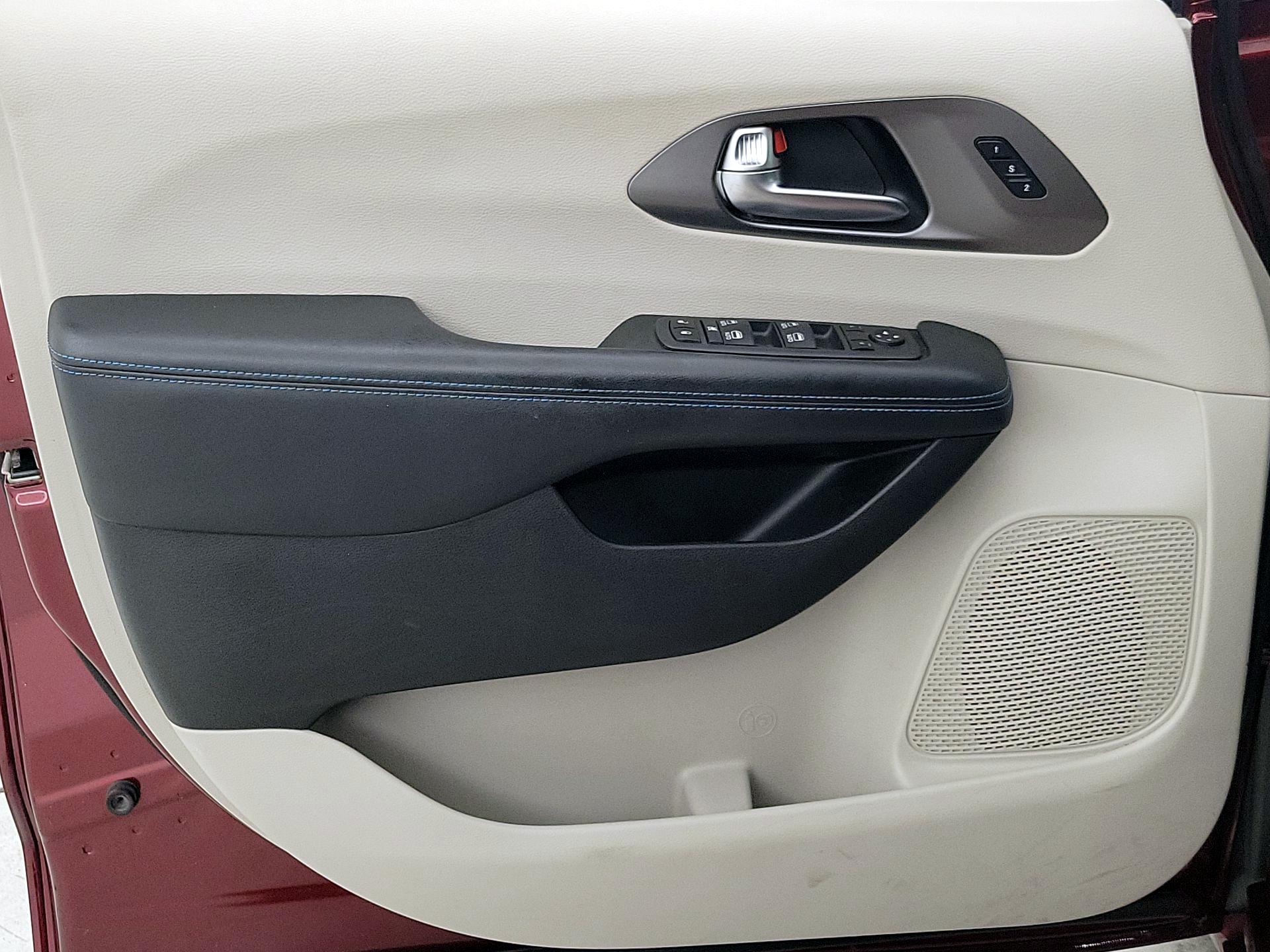 Thumbnail: 2021 Chrysler Pacifica - 12