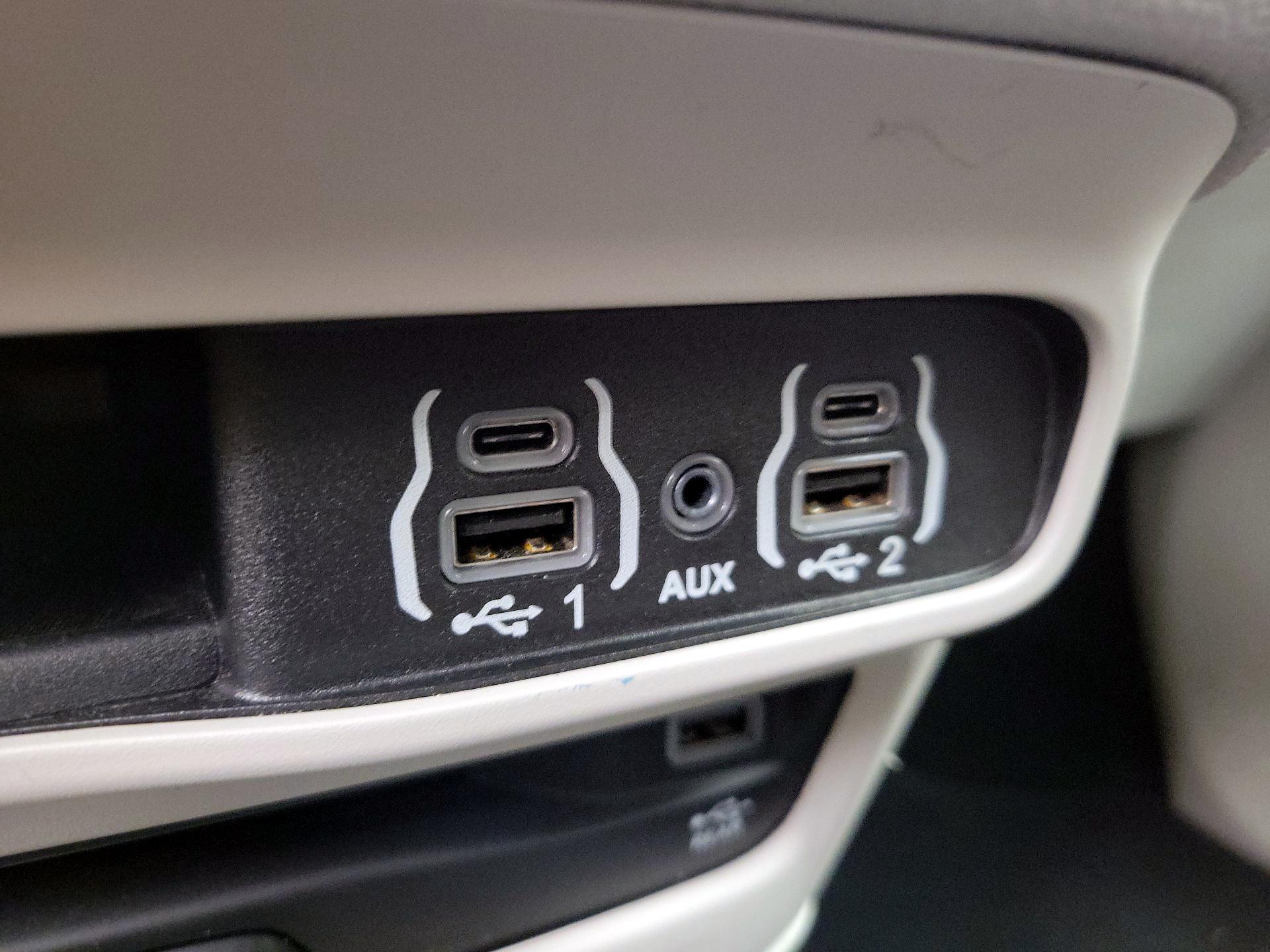 Thumbnail: 2021 Chrysler Pacifica - 18