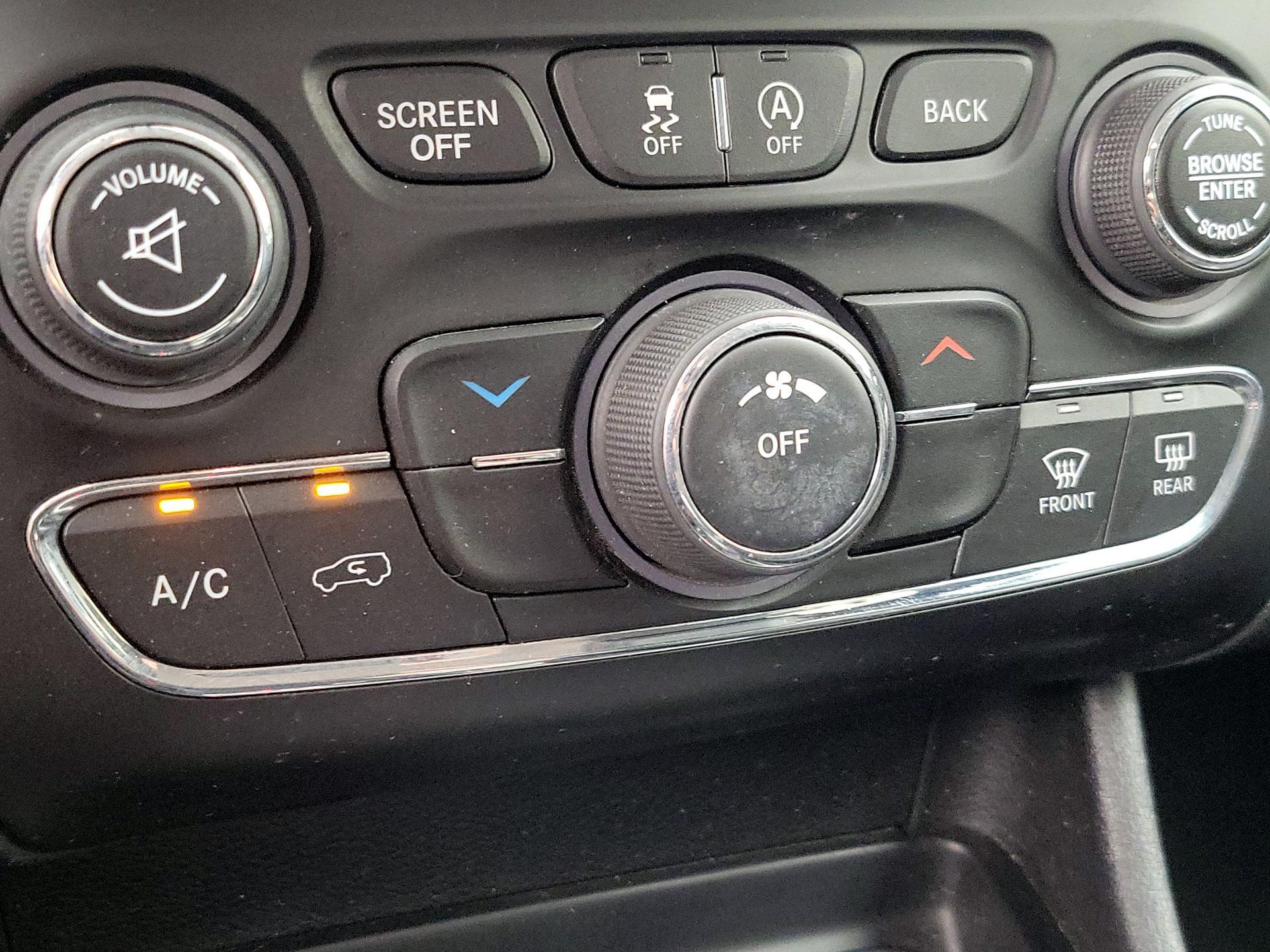 Thumbnail: 2018 Jeep Cherokee - 16