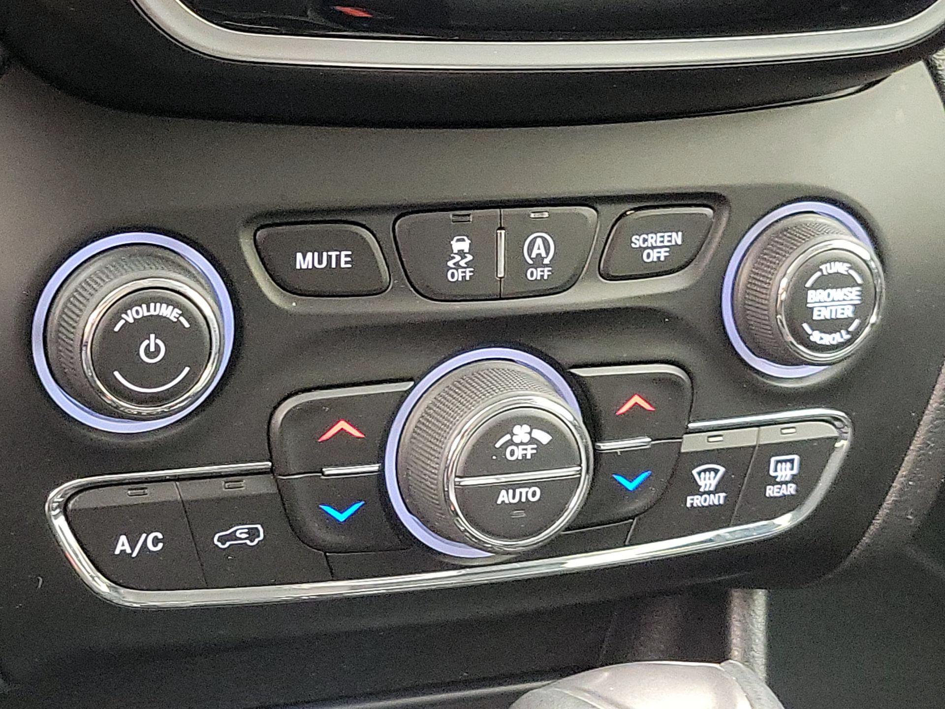 Thumbnail: 2019 Jeep Cherokee - 16