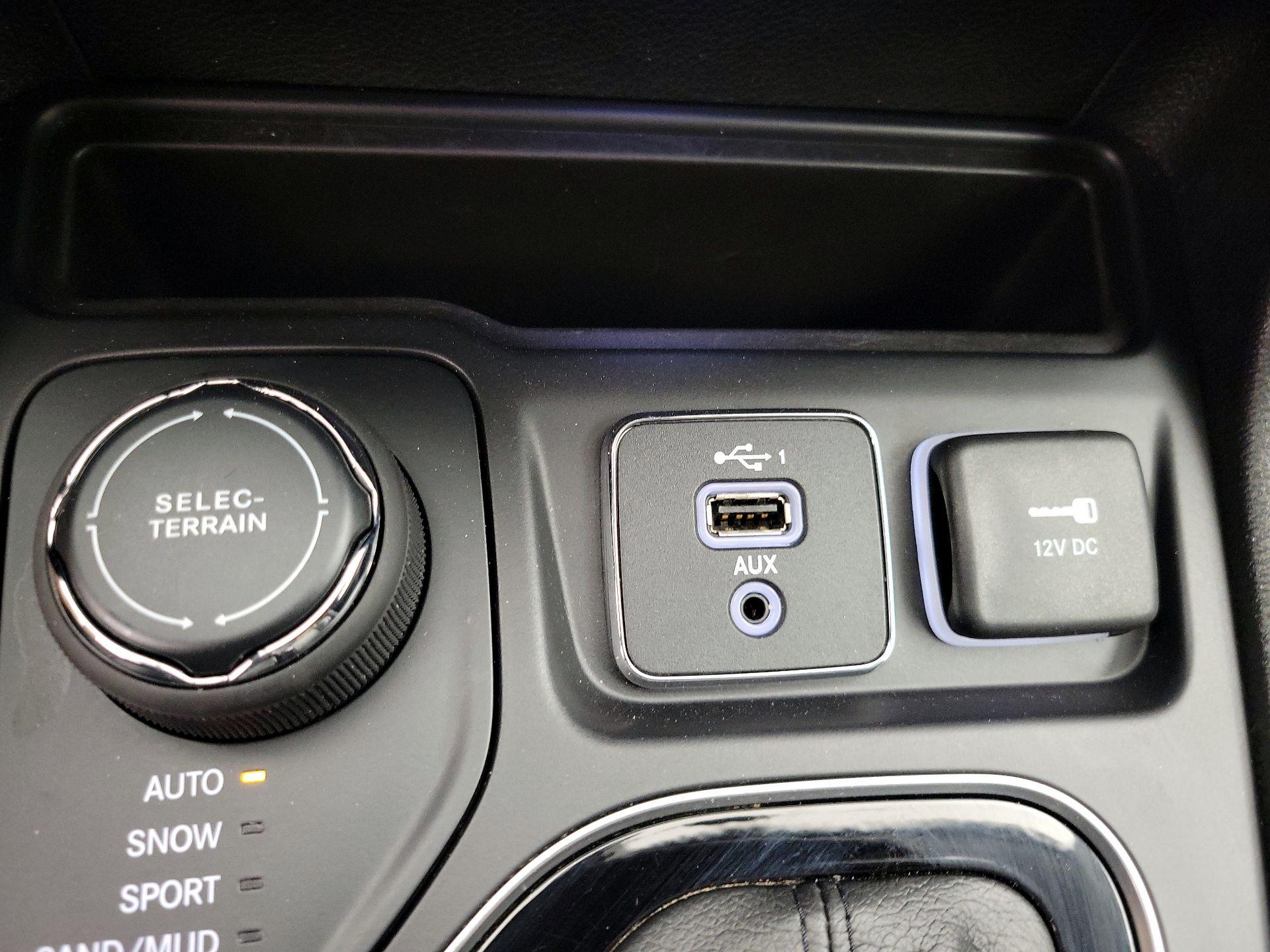 Thumbnail: 2019 Jeep Cherokee - 18