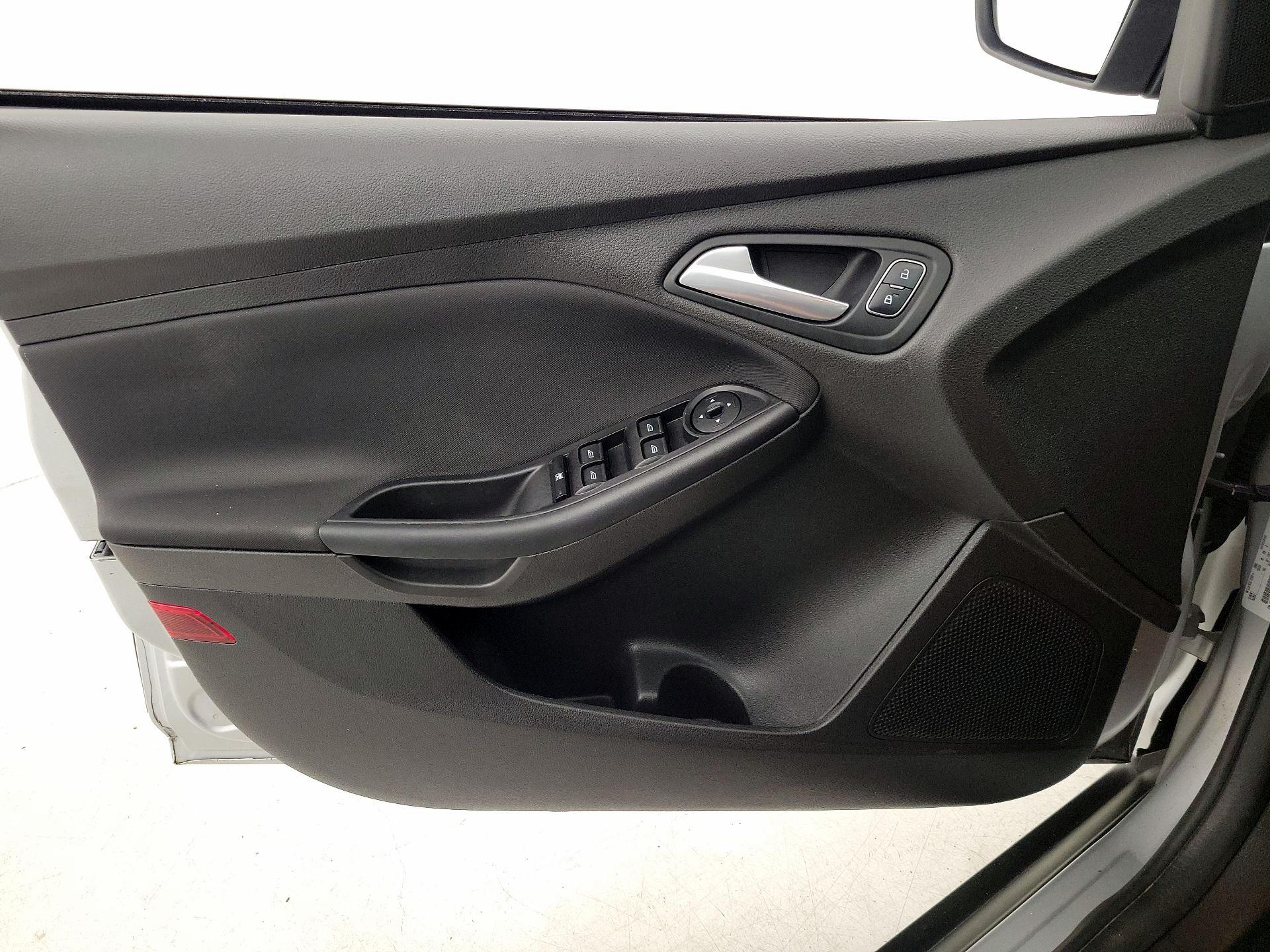 Thumbnail: 2016 Ford Focus - 12