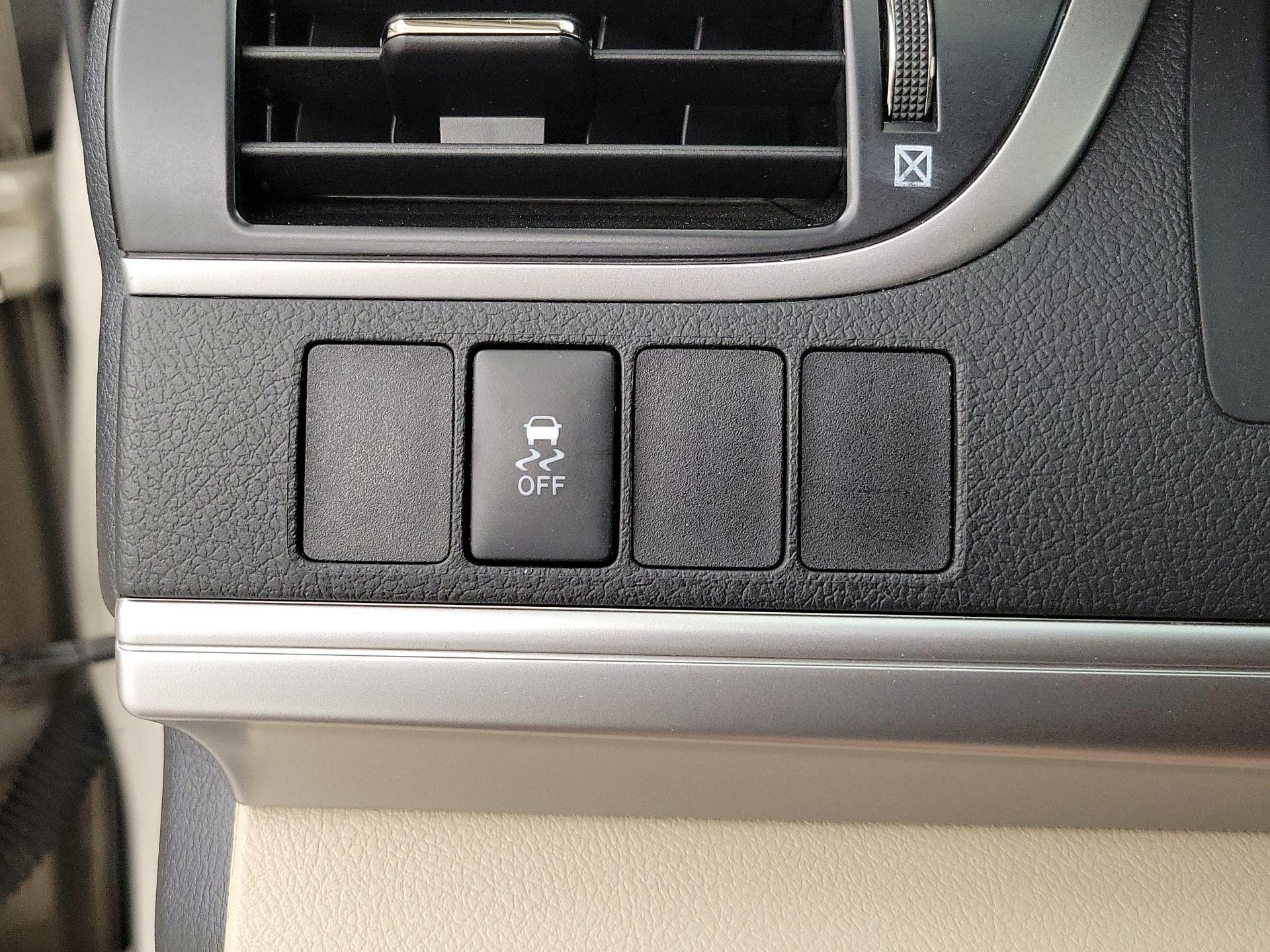 Thumbnail: 2014 Toyota Camry - 13