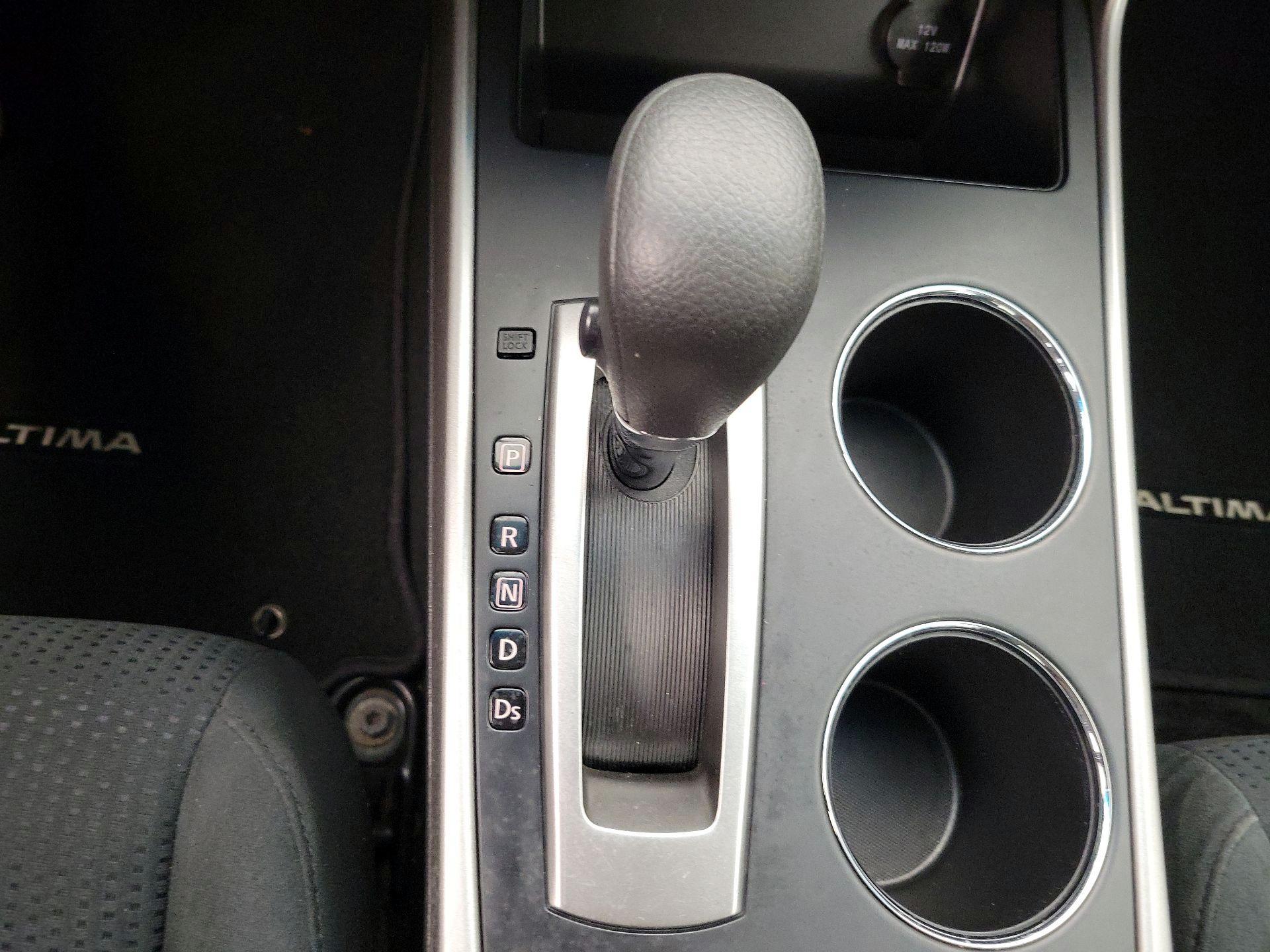 Thumbnail: 2015 Nissan Altima - 16