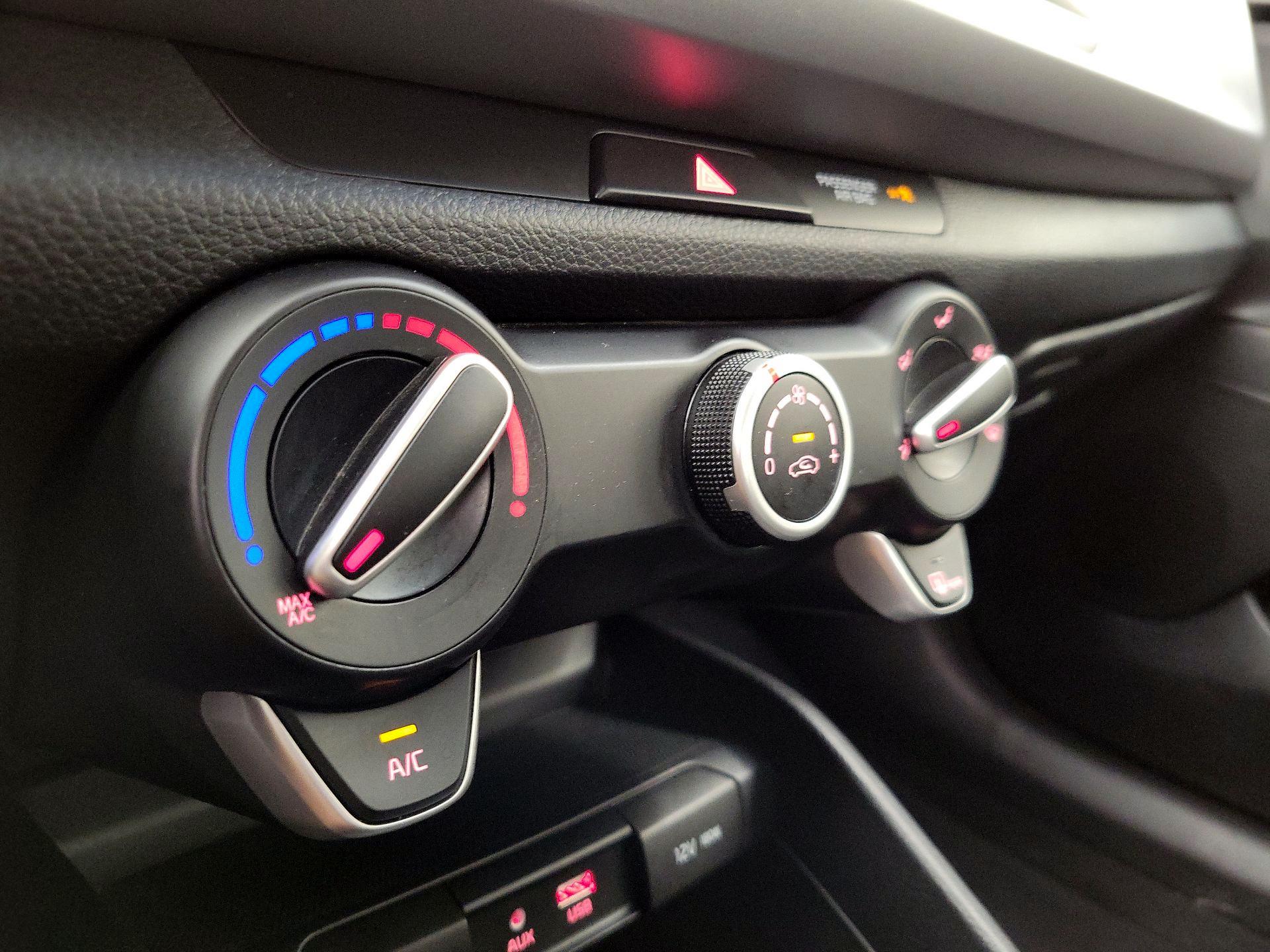 Thumbnail: 2020 Kia Rio - 16