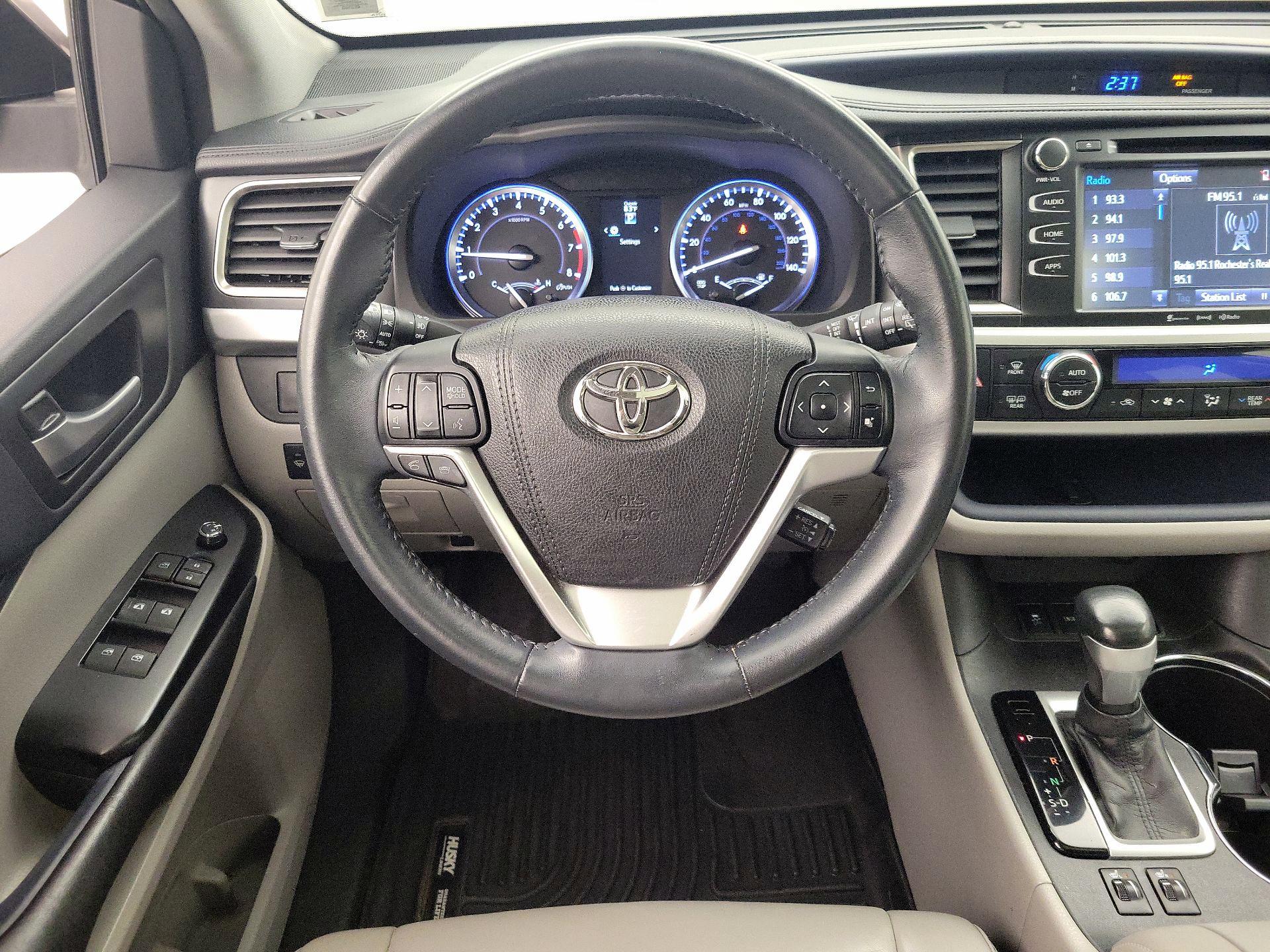 Thumbnail: 2016 Toyota Highlander - 10
