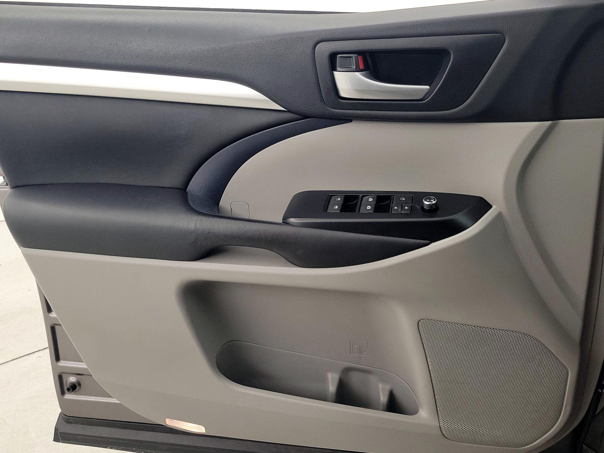 Thumbnail: 2016 Toyota Highlander - 12