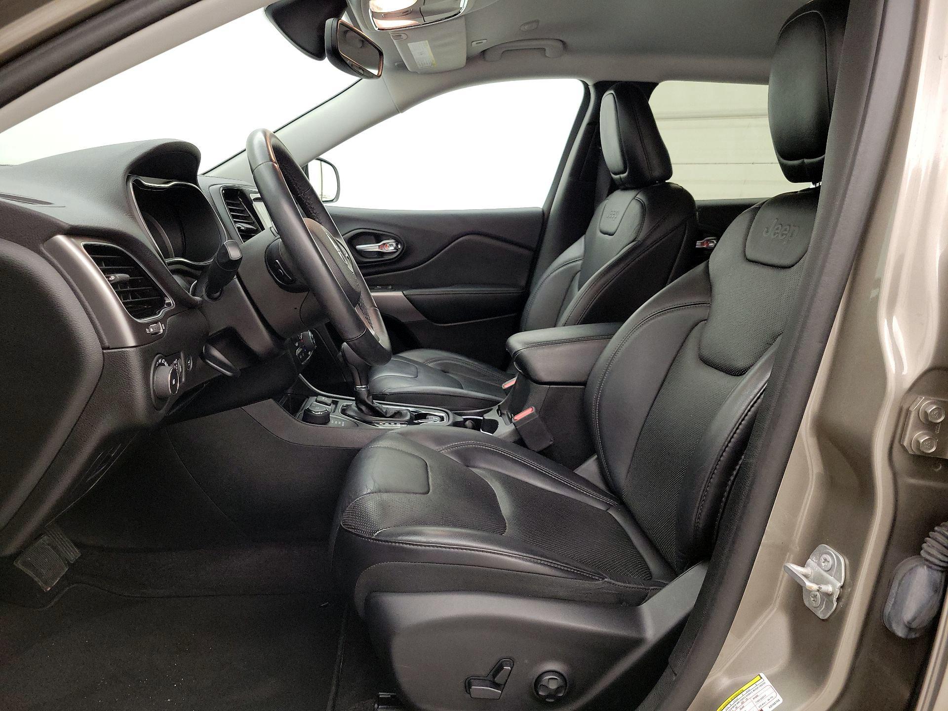 Thumbnail: 2019 Jeep Cherokee - 11