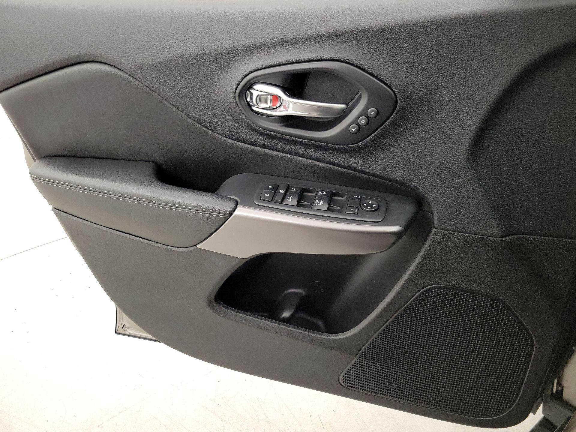 Thumbnail: 2019 Jeep Cherokee - 12