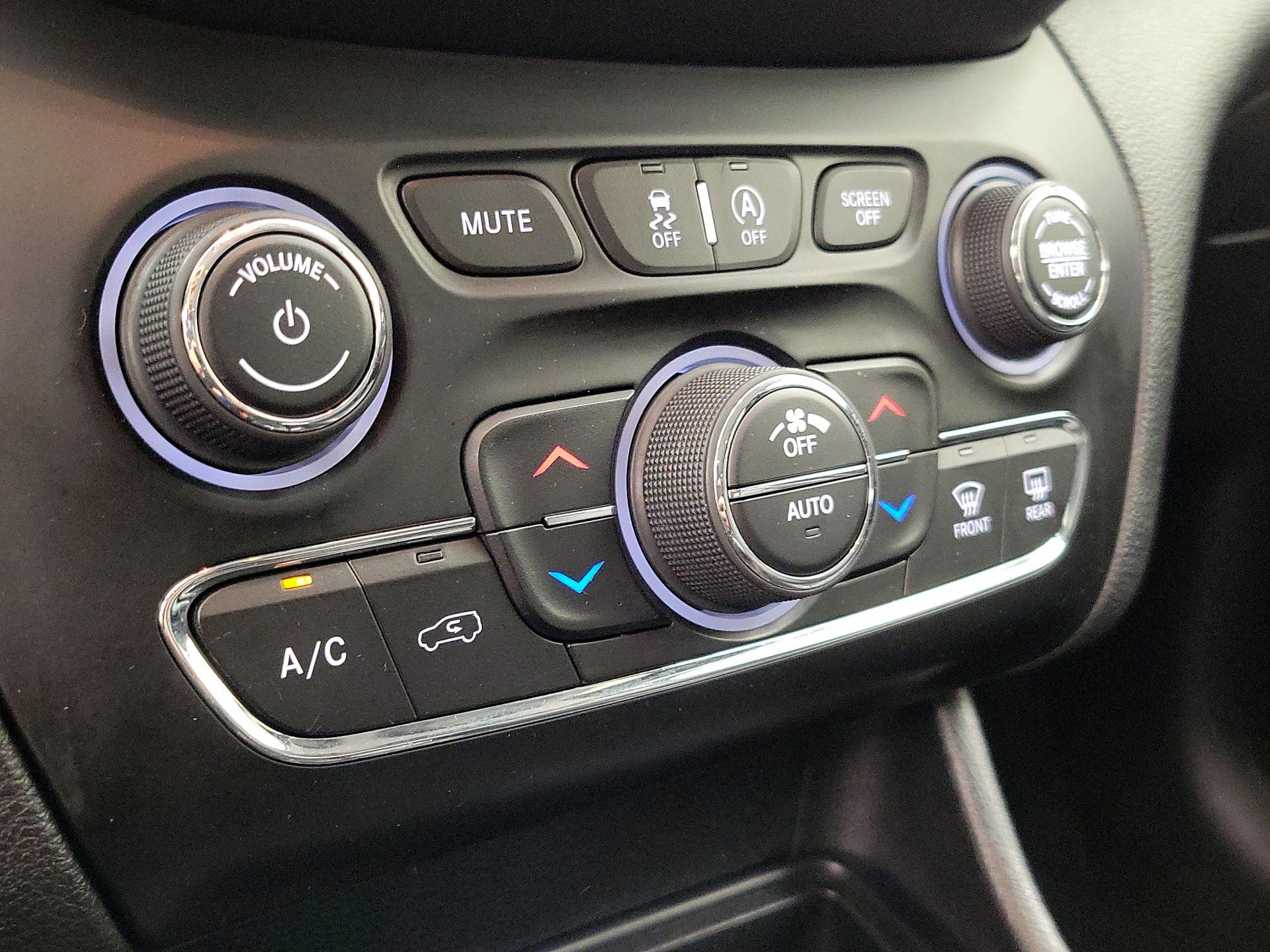 Thumbnail: 2019 Jeep Cherokee - 16