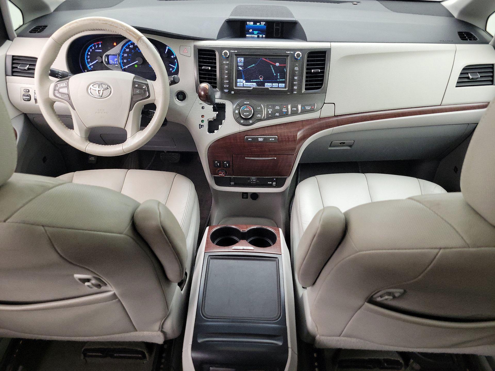 Thumbnail: 2014 Toyota Sienna - 9