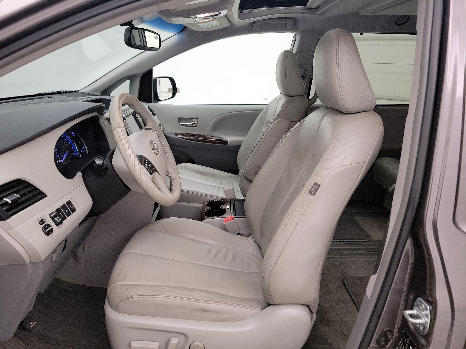 Thumbnail: 2014 Toyota Sienna - 11