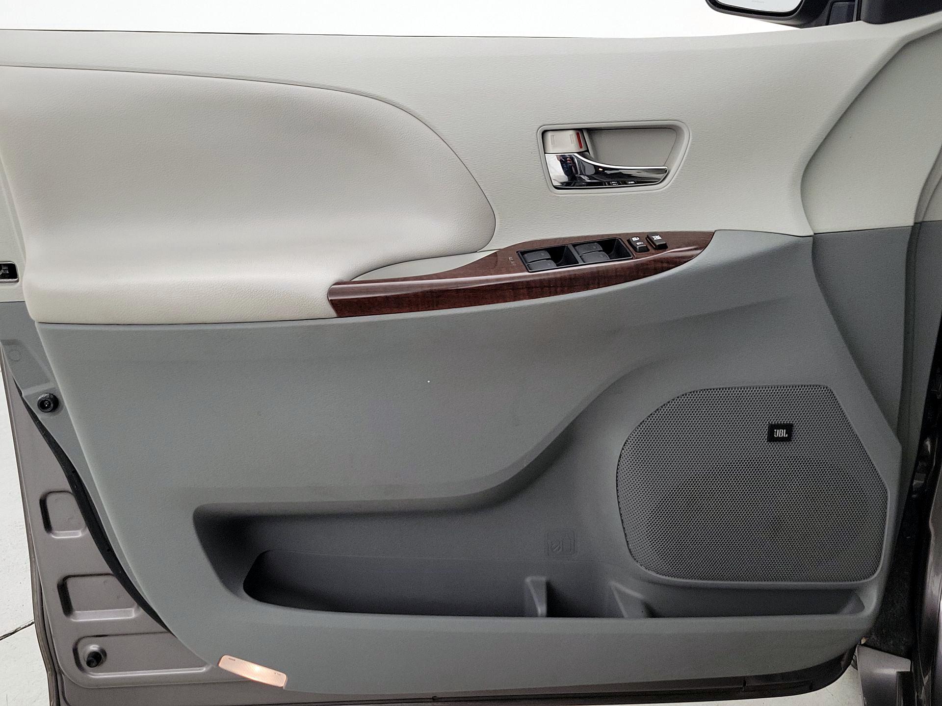 Thumbnail: 2014 Toyota Sienna - 12