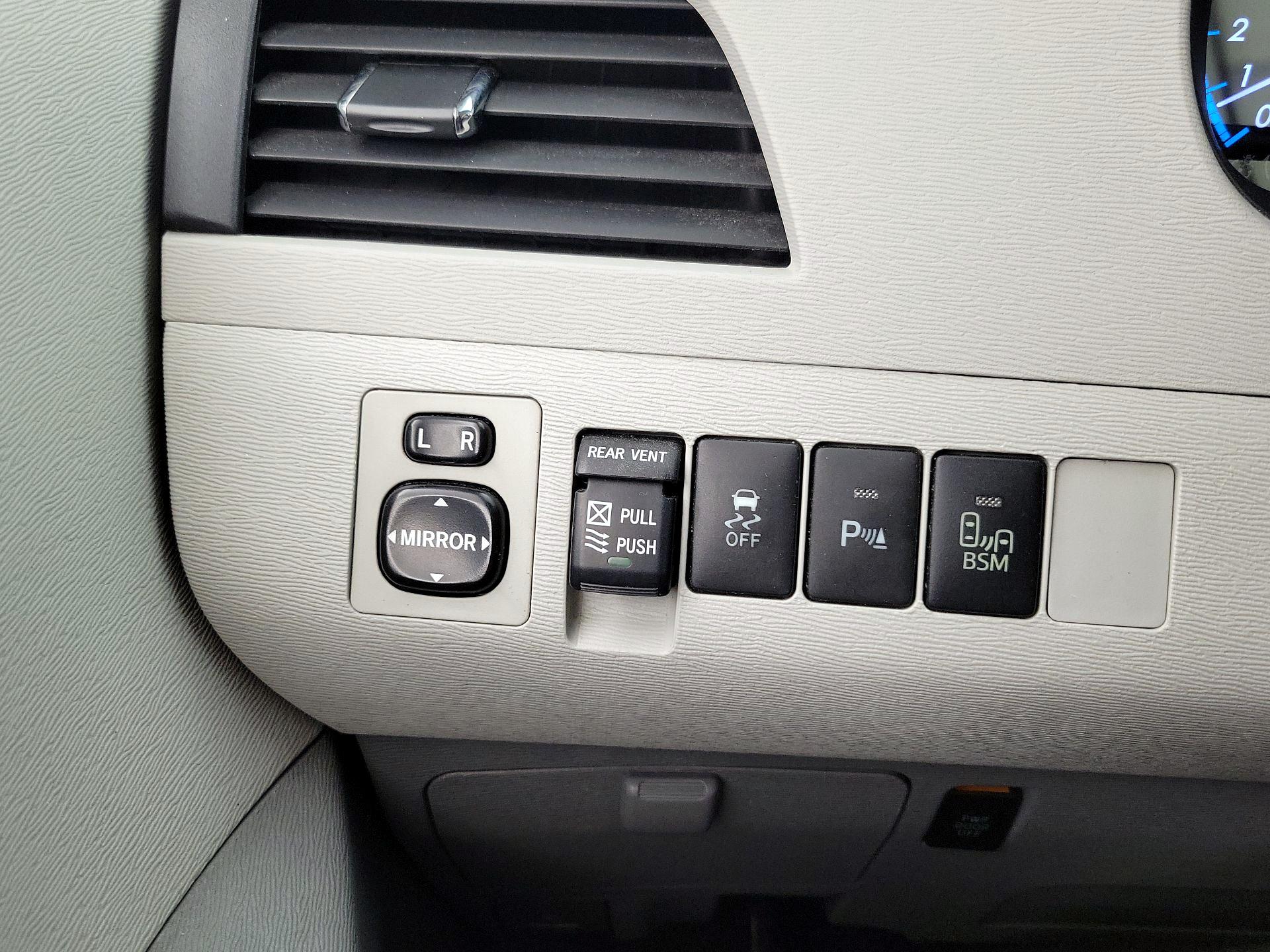 Thumbnail: 2014 Toyota Sienna - 13