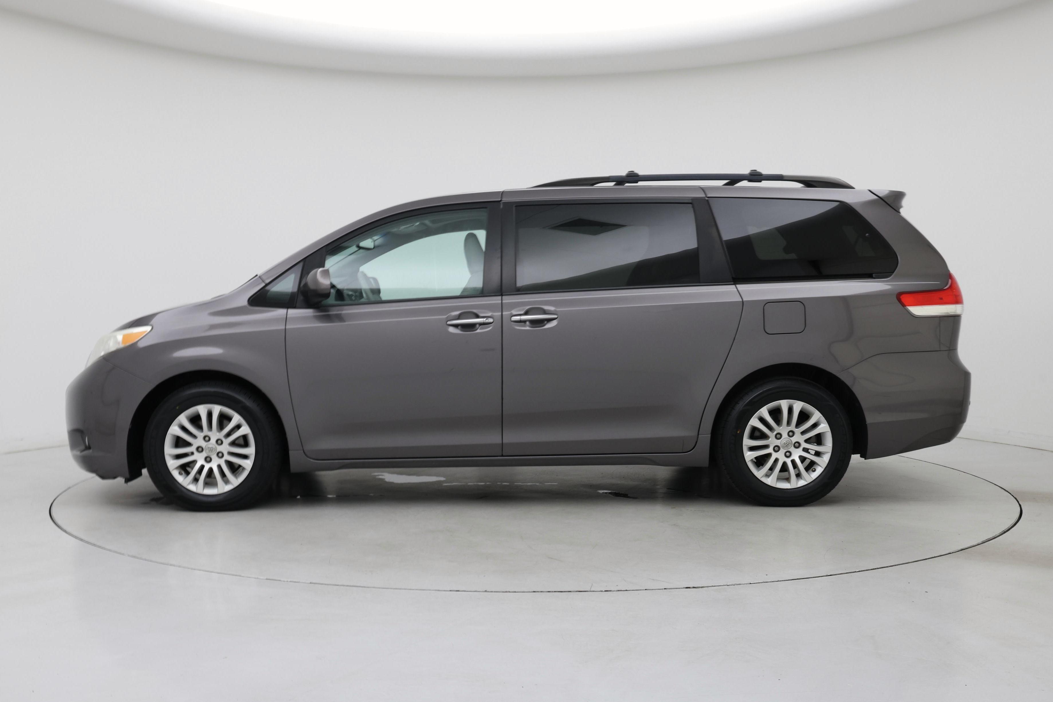 Thumbnail: 2014 Toyota Sienna - 3