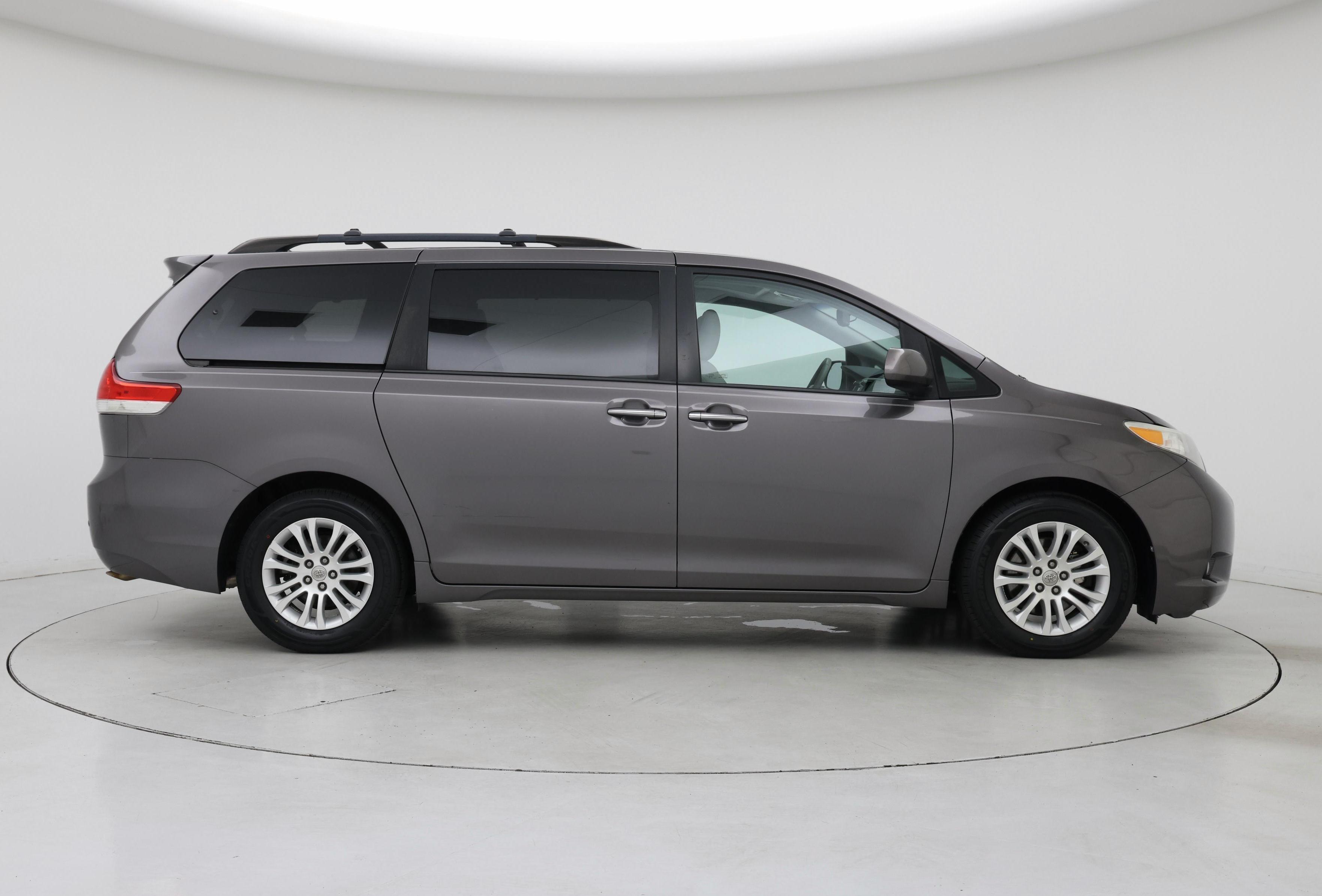Thumbnail: 2014 Toyota Sienna - 7