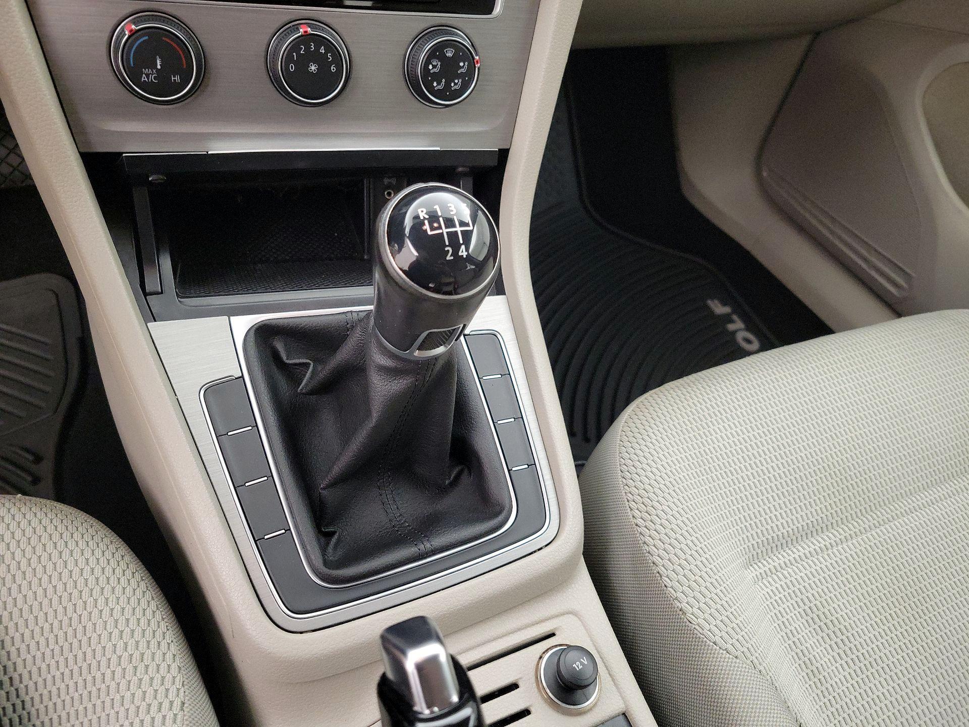 Thumbnail: 2016 Volkswagen Golf - 17