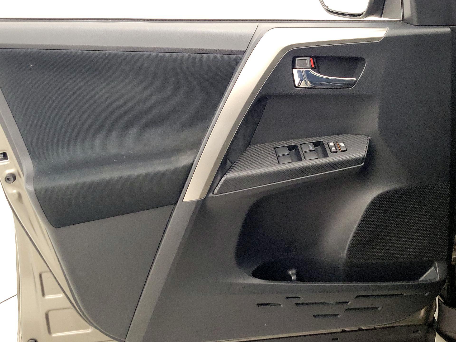 Thumbnail: 2015 Toyota RAV4 - 12