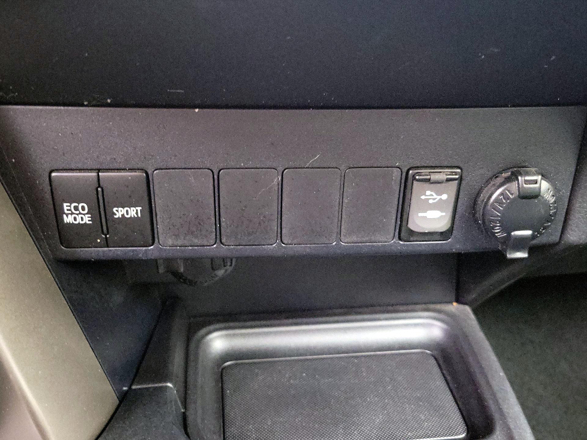 Thumbnail: 2015 Toyota RAV4 - 18