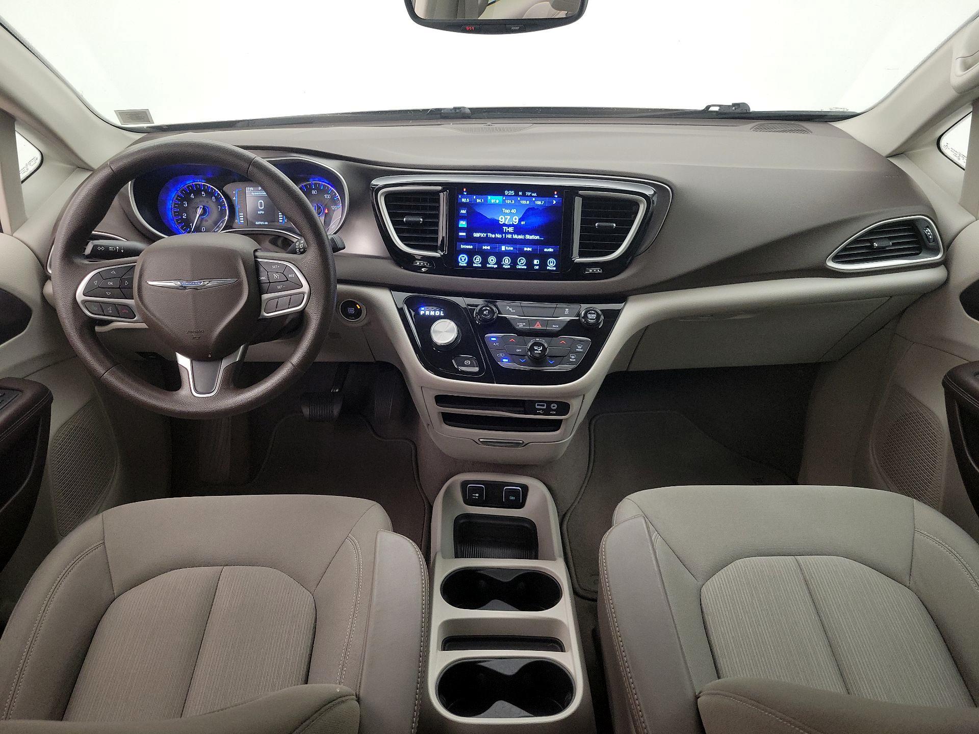 Thumbnail: 2017 Chrysler Pacifica - 9