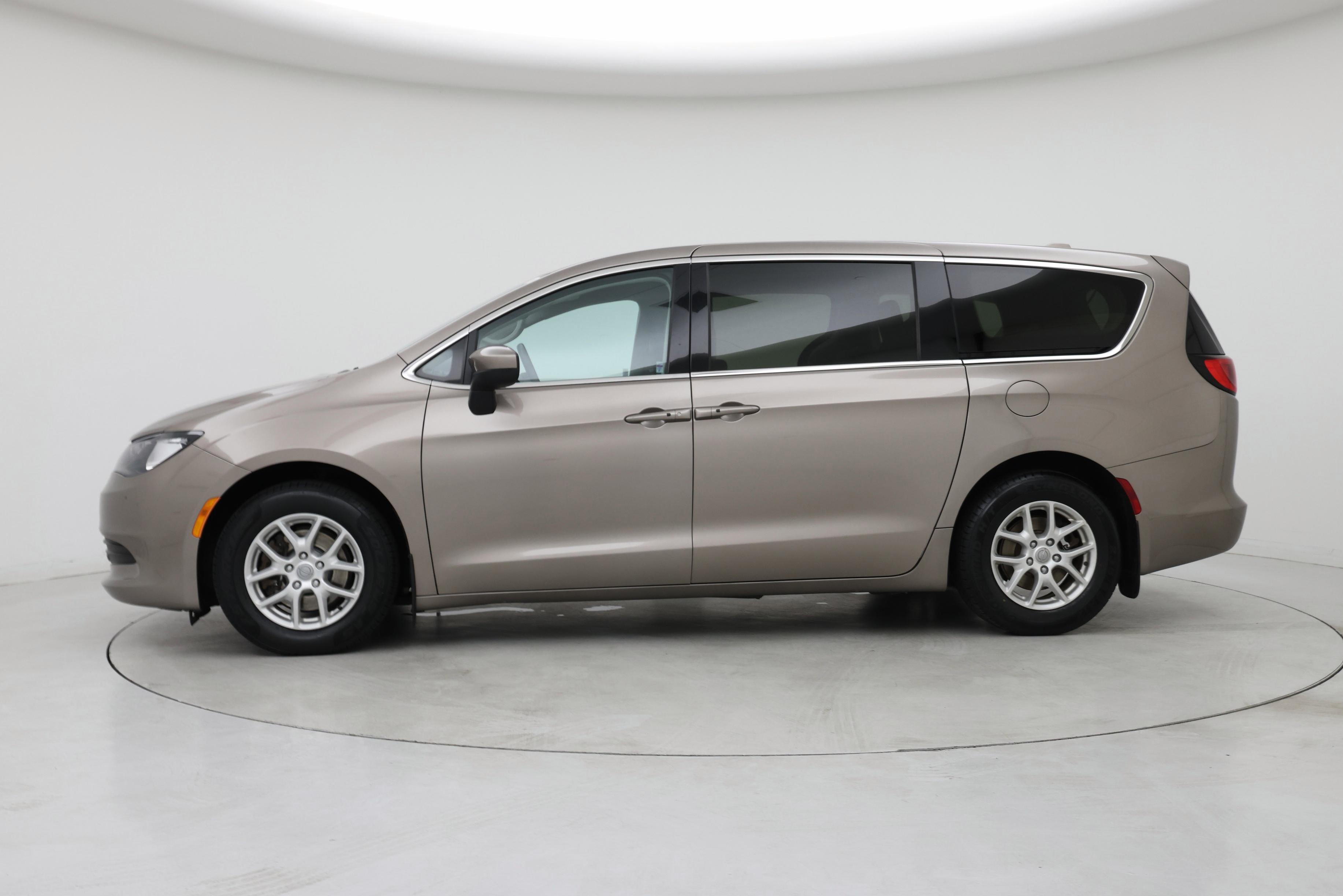 Thumbnail: 2017 Chrysler Pacifica - 3