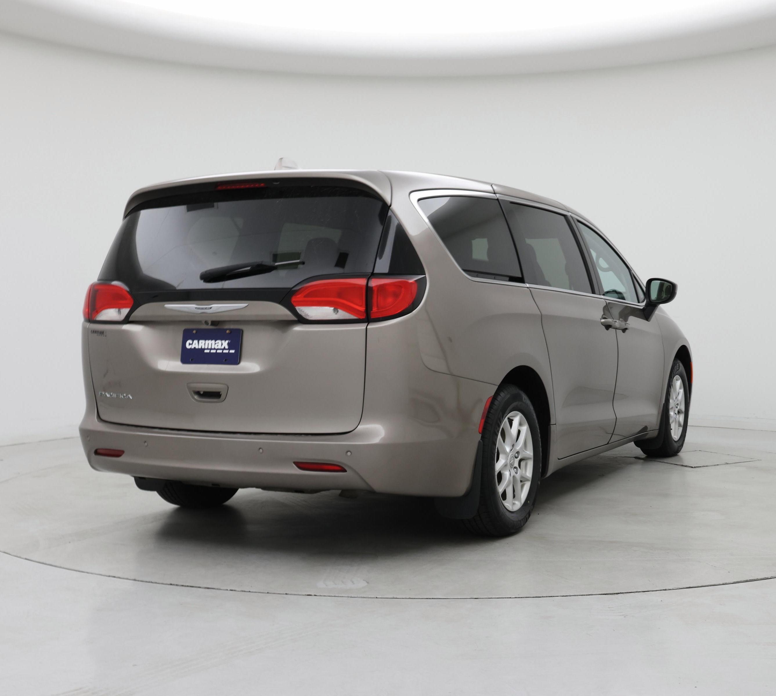 Thumbnail: 2017 Chrysler Pacifica - 8