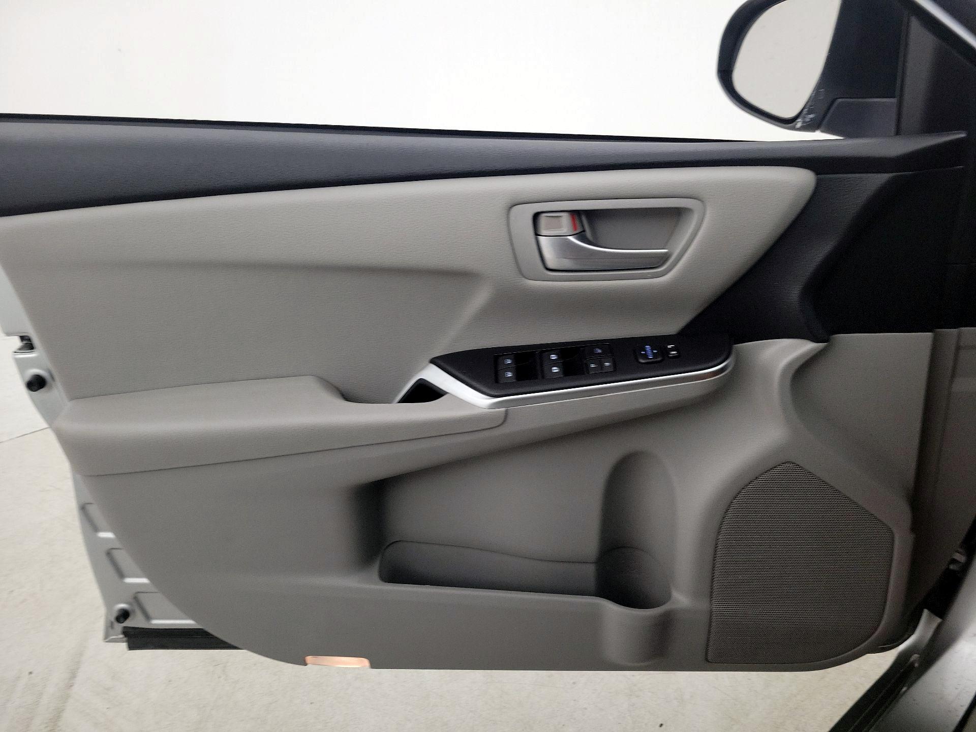 Thumbnail: 2015 Toyota Camry - 12