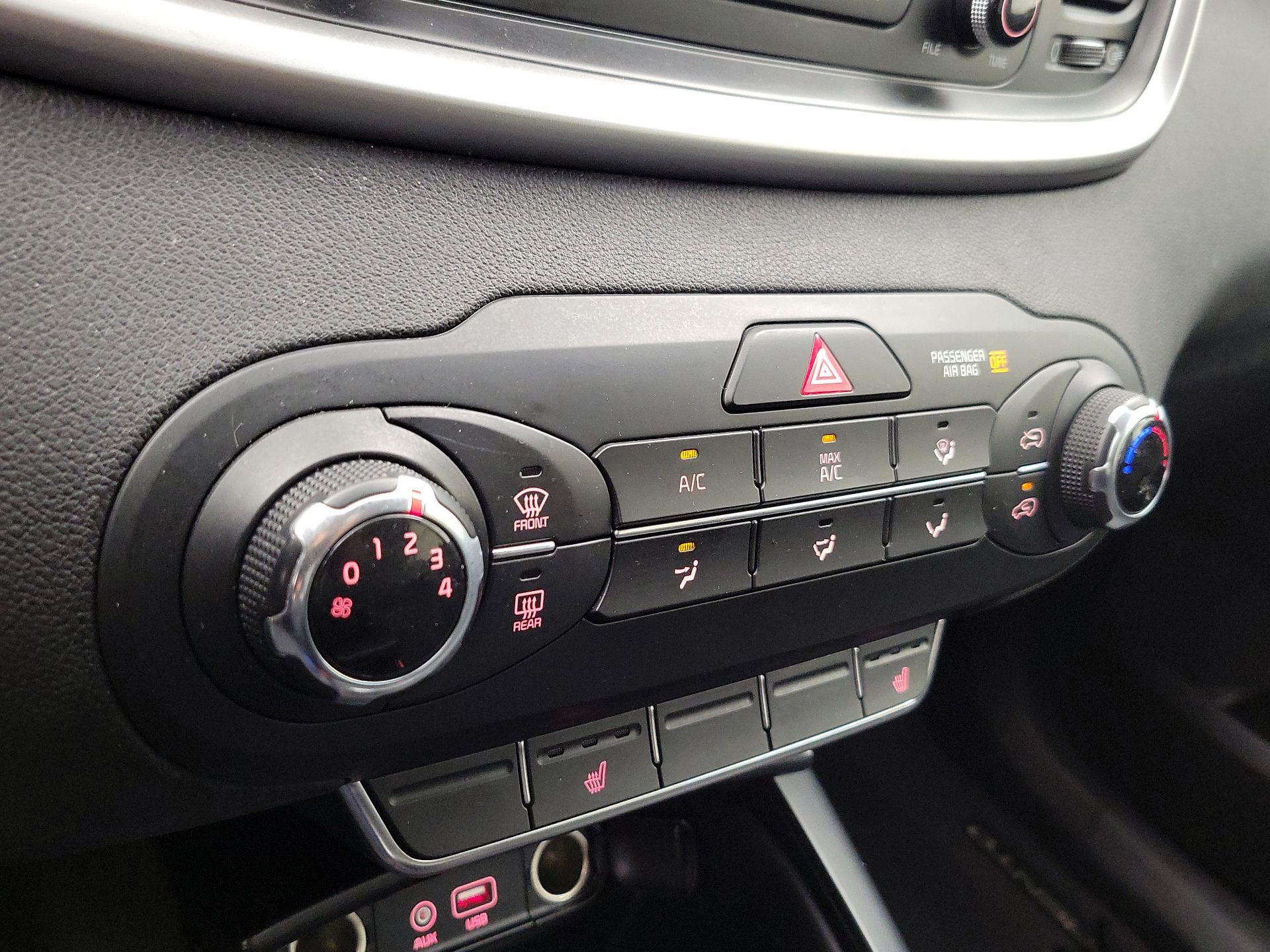 Thumbnail: 2016 Kia Sorento - 16