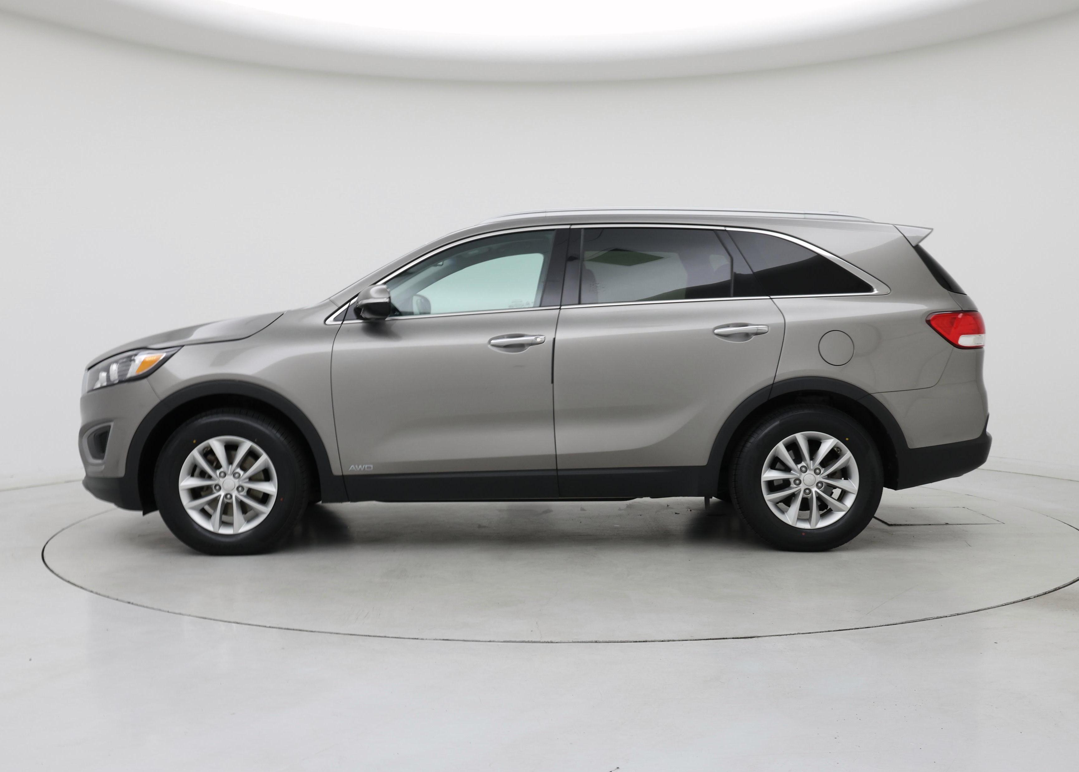 Thumbnail: 2016 Kia Sorento - 3