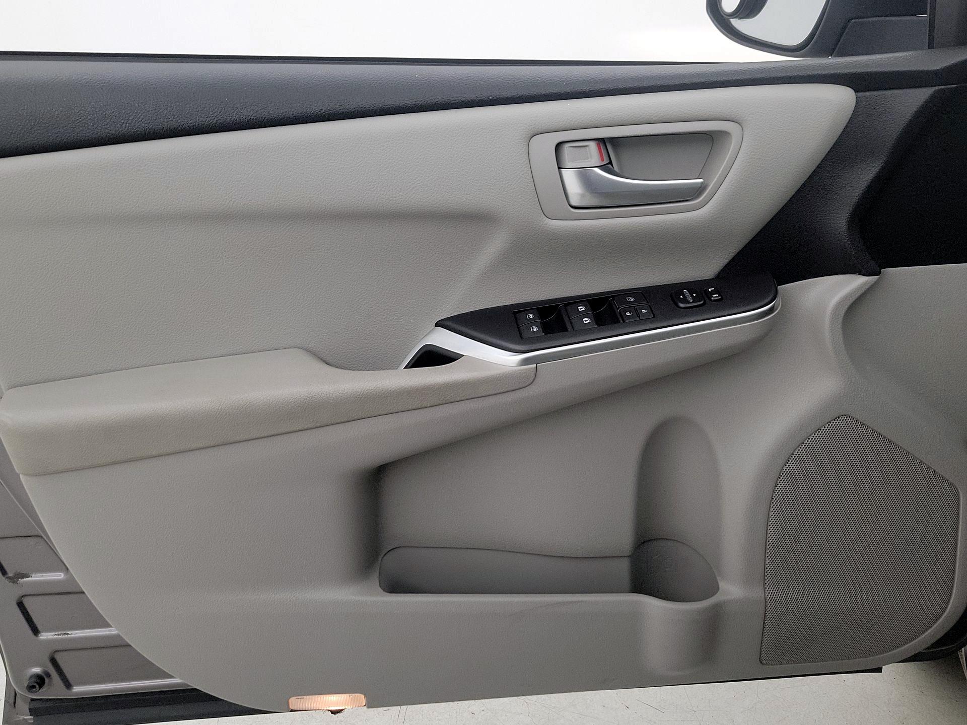 Thumbnail: 2016 Toyota Camry - 12
