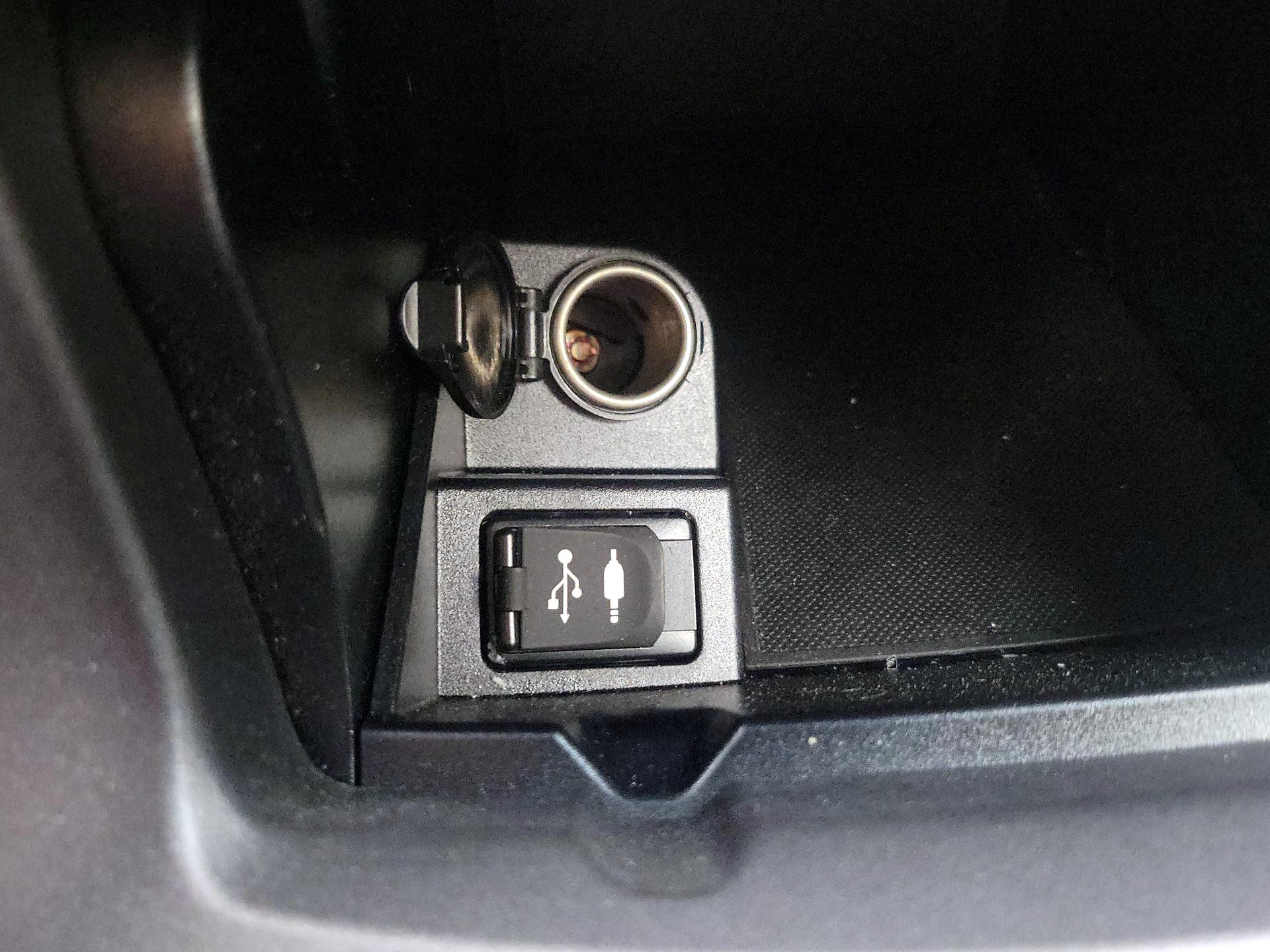 Thumbnail: 2016 Toyota Camry - 18