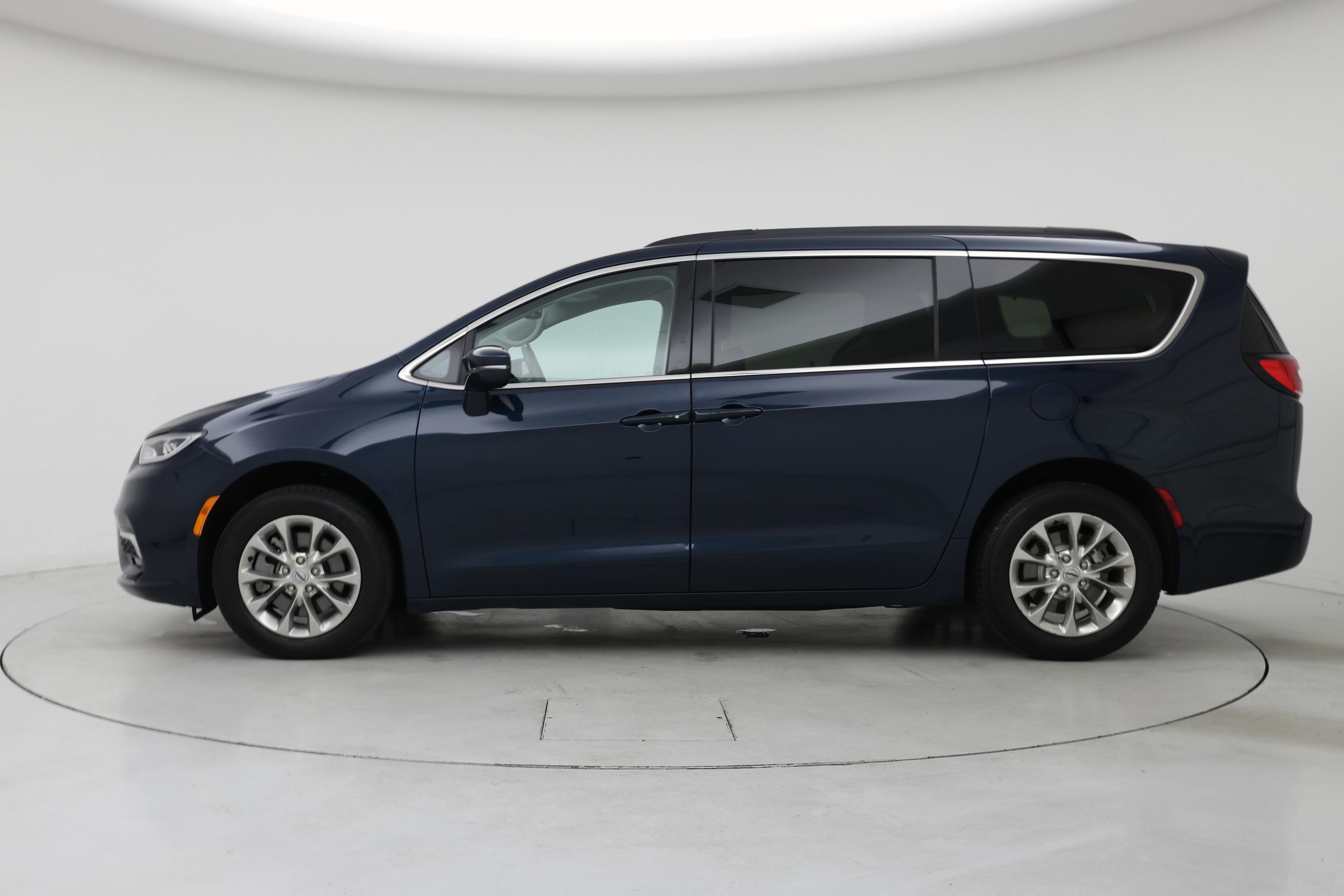 Thumbnail: 2022 Chrysler Pacifica - 3