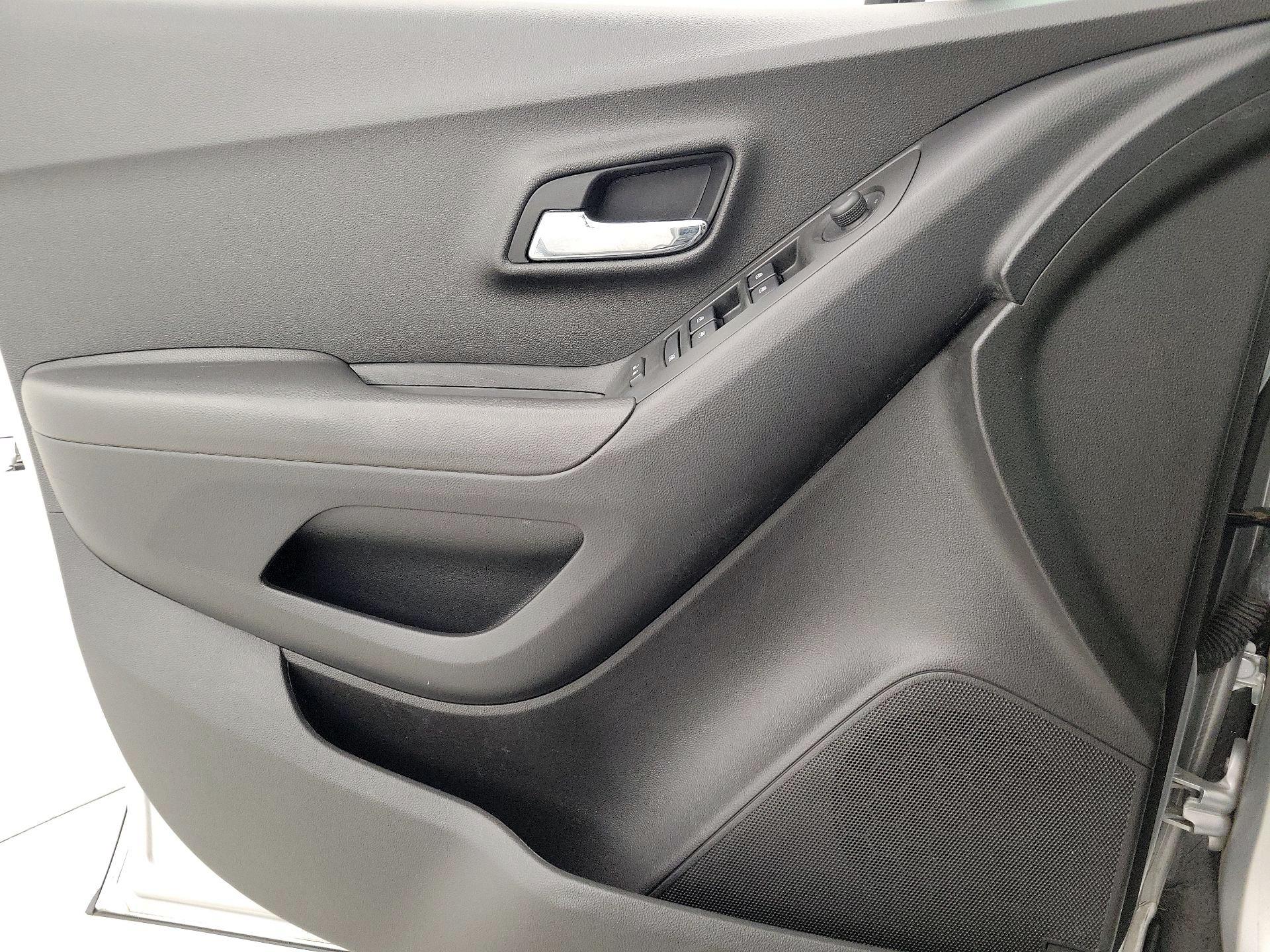 Thumbnail: 2017 Chevrolet Trax - 12