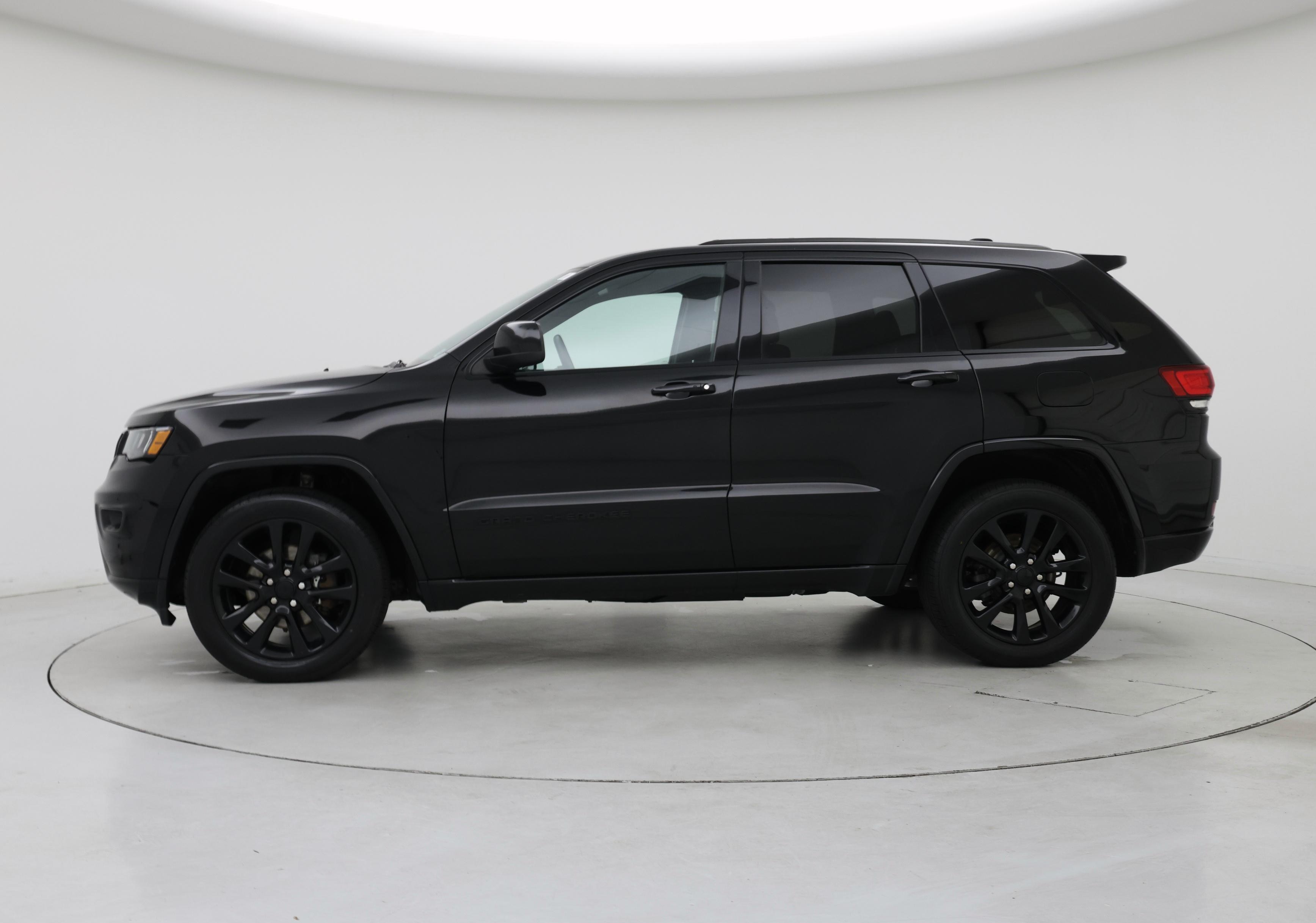 Thumbnail: 2018 Jeep Grand Cherokee - 3