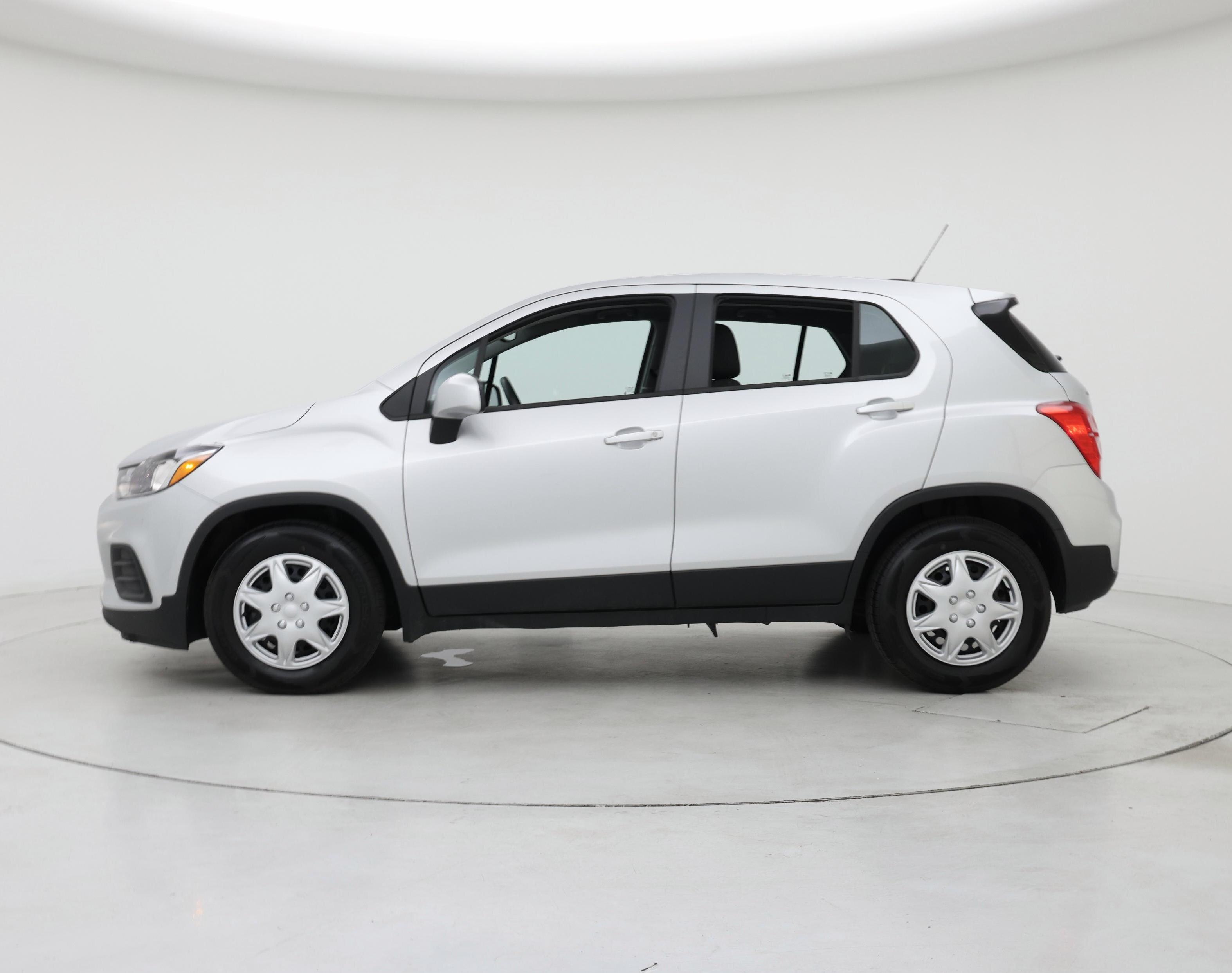 Thumbnail: 2017 Chevrolet Trax - 3