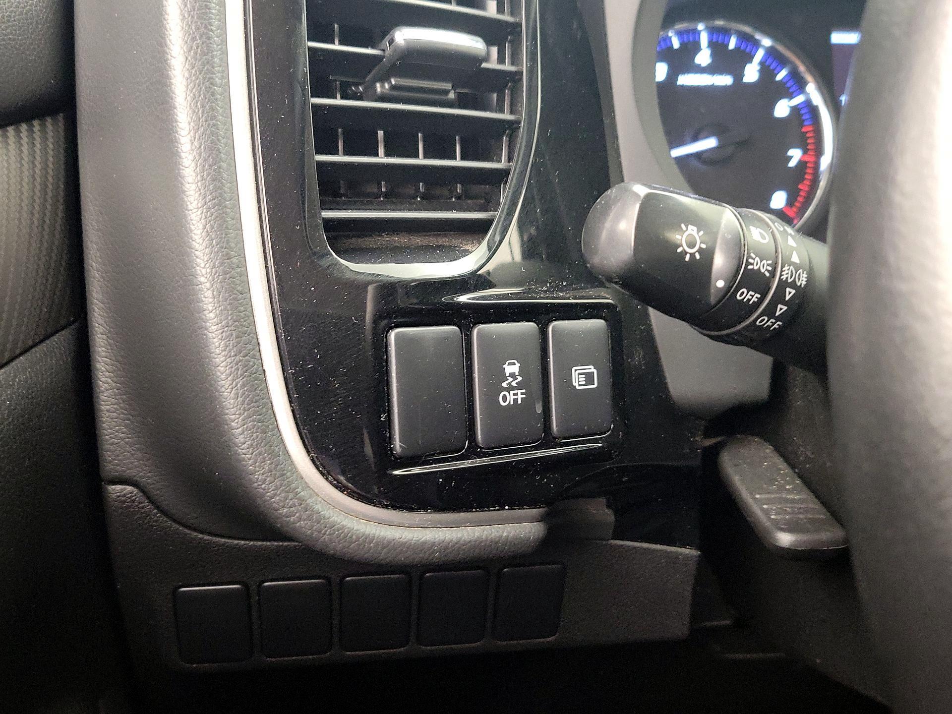 Thumbnail: 2018 Mitsubishi Outlander - 13