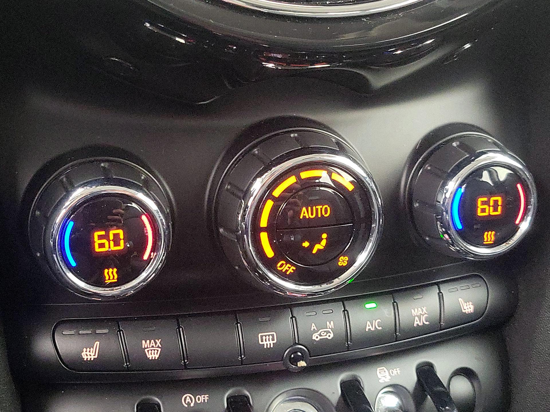 Thumbnail: 2015 MINI Cooper Hardtop - 15