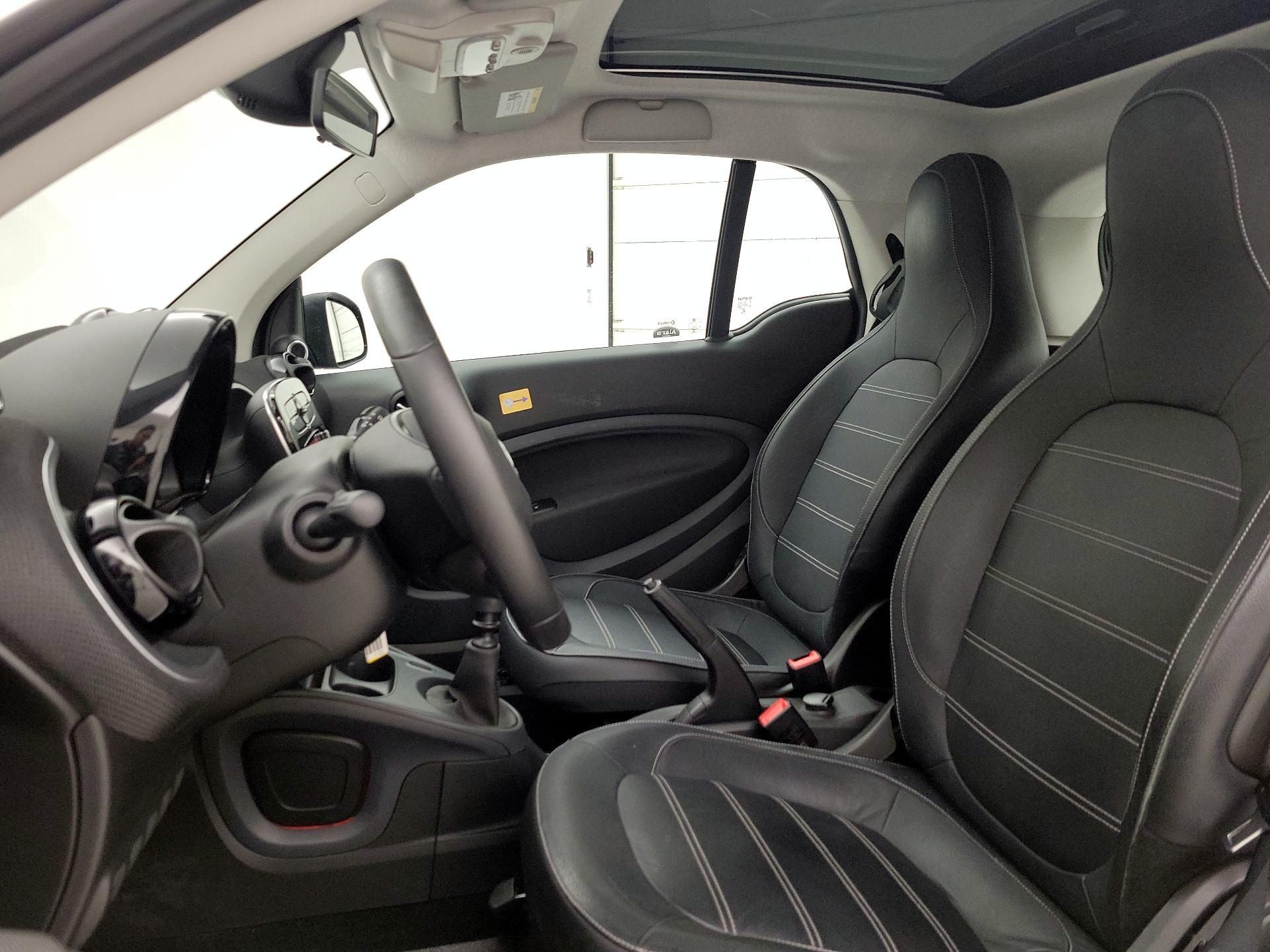 Thumbnail: 2016 smart fortwo - 11