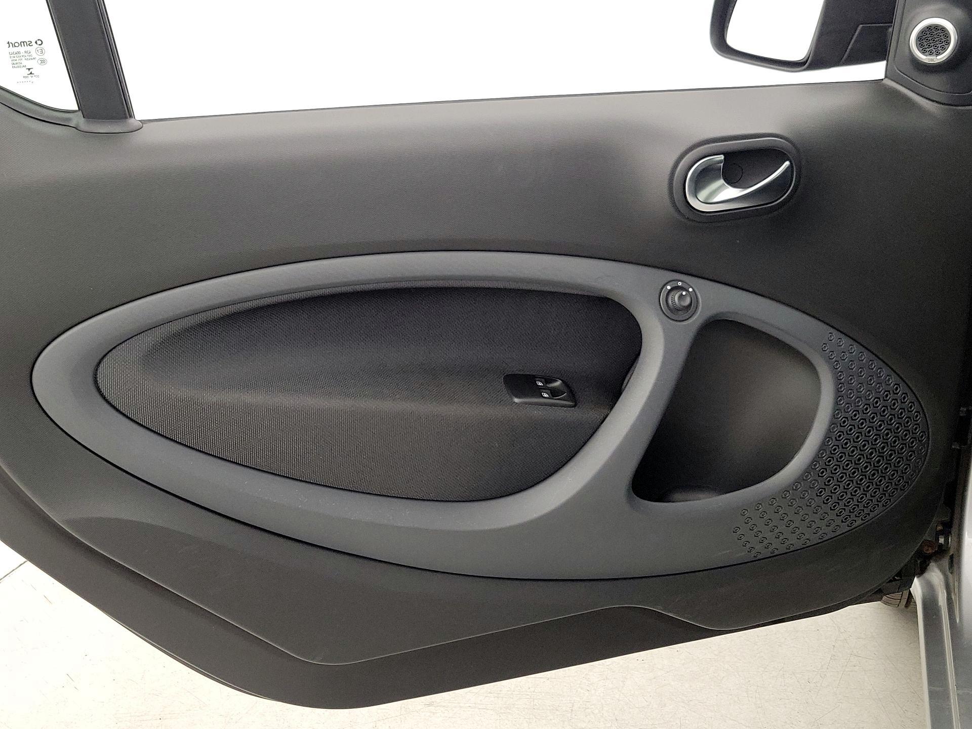 Thumbnail: 2016 smart fortwo - 12