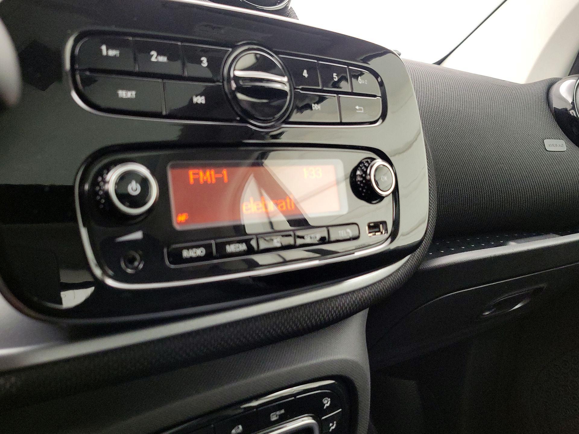Thumbnail: 2016 smart fortwo - 14
